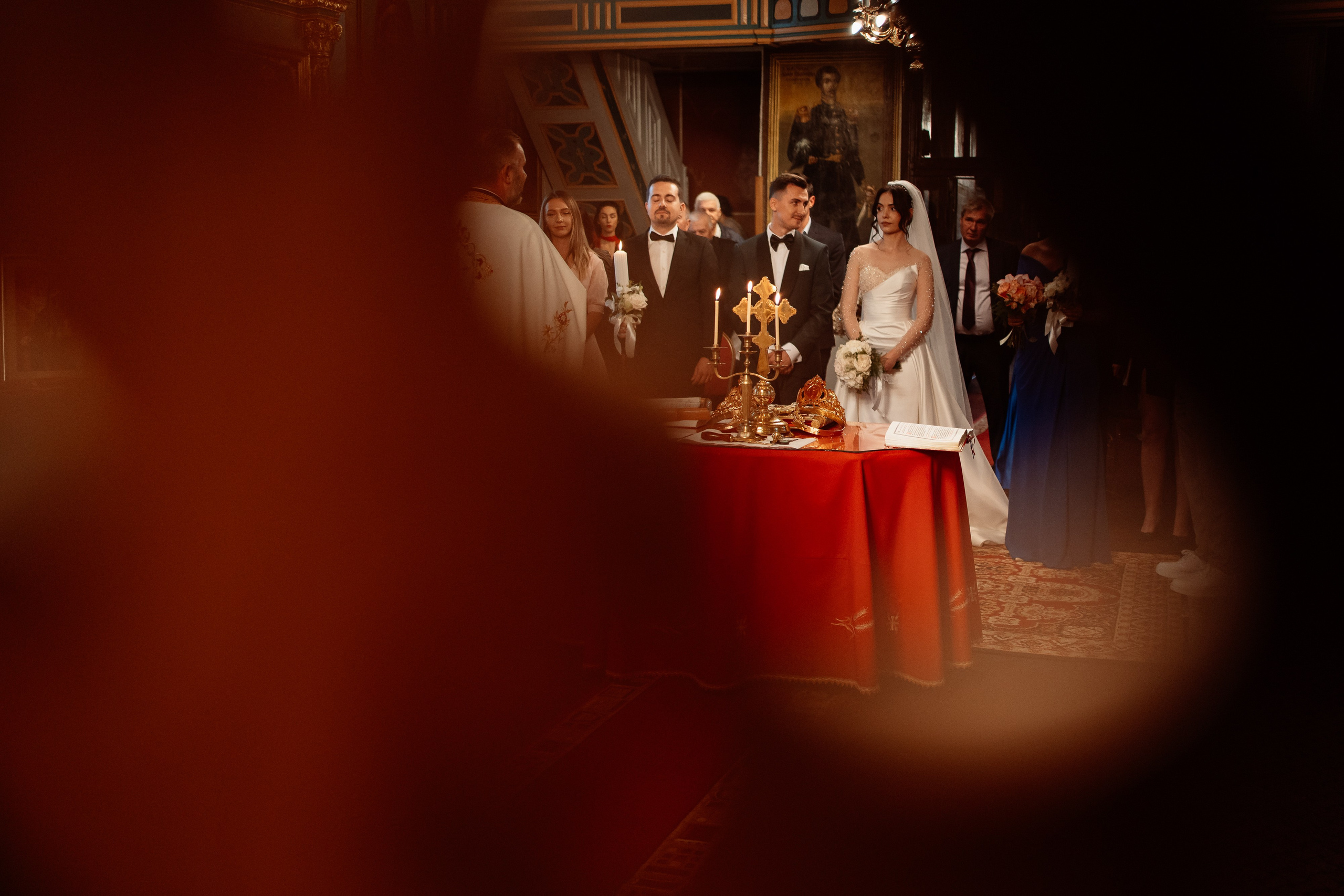 Moment emoționant între miri în ziua nunții, surprins într-un cadru natural și romantic, la Drobeta Turnu Severin. Fotografie de nuntă profesională, editată artistic pentru a evidenția emoția și eleganța evenimentului.