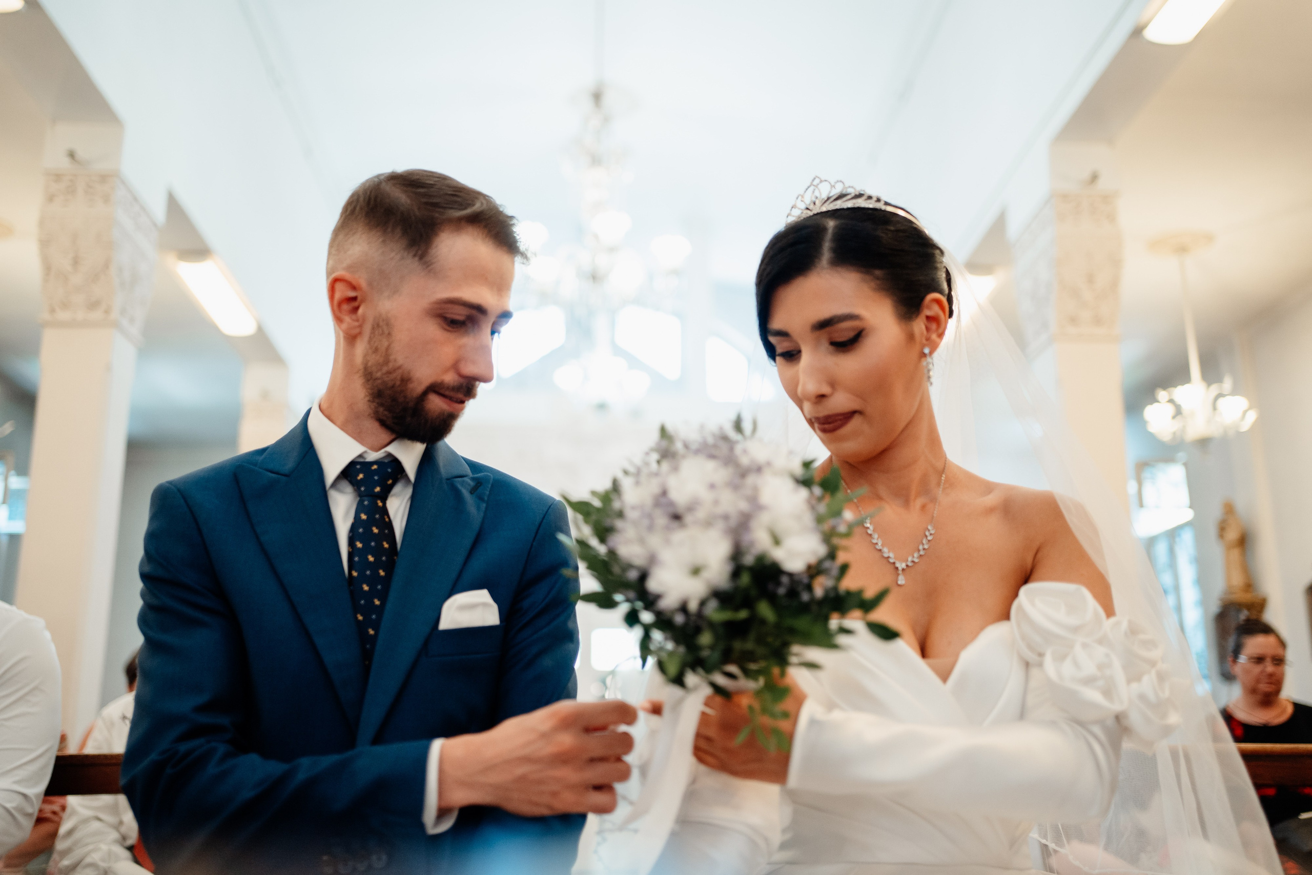 Moment emoționant între miri în ziua nunții, surprins într-un cadru natural și romantic, in Bucuresti. Fotografie de nuntă profesională, editată artistic pentru a evidenția emoția și eleganța evenimentului.