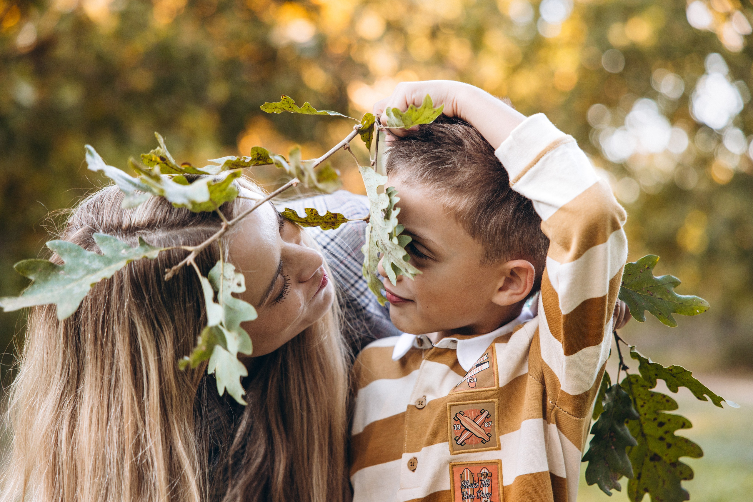 Autumn mother-son family photoshoot in Toulouse. Eugénie Smirnova — your photographer in Toulouse and southwest France
