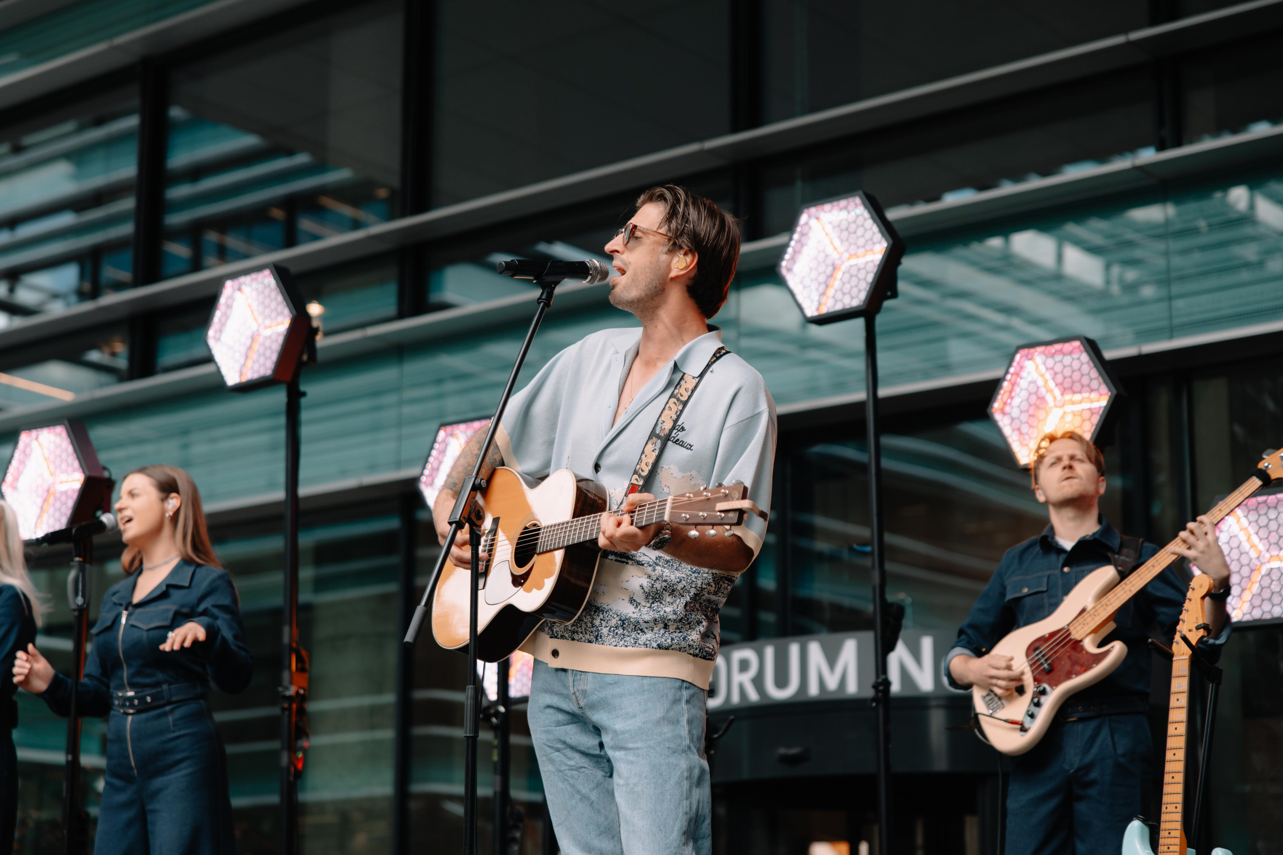 Modernios lokacijos fotosesijai Vilniuje. Framed by Evelina | Vestuvių fotografė