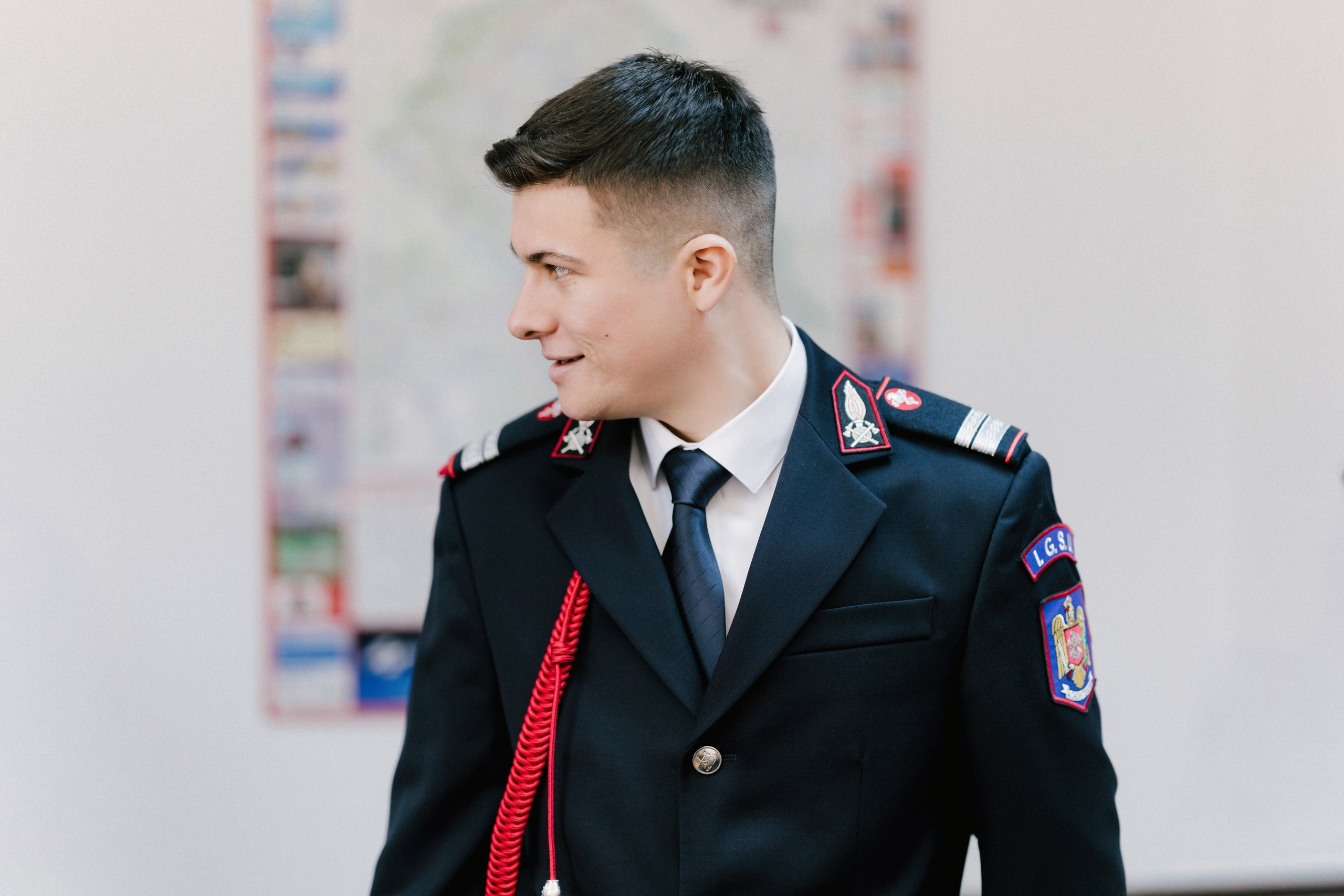 Povestitor prin fotografie - Fotograf nuntă Botoșani  – Alin Chirilă -* Gabriel și Denisa la starea civilă în Unțeni Botoșani, fotografie de cuplu pe scări elegante, Alin Chirilă fotograf* Mire și mireasă după cununia civilă în comuna Unțeni Botoșani, ședință foto realizată de AlinoFotoStudio* Fotograf stare civilă Botoșani, Gabriel și Denisa privindu-se cu drag pe scările locației de eveniment* Cuplu proaspăt căsătorit la cununia civilă Unțeni, fotografie romantică realizată de Alin Chirilă fotograf* Gabriel și Denisa după ceremonia civilă, ședință foto la Restaurant Luceafărul Popas Cucorăni* Fotograf evenimente Botoșani, stare civilă Unțeni, mire și mireasă în cadru elegant și luminos* Mire în uniformă și mireasă cu buchet alb, fotografie de nuntă civilă în județul Botoșani* AlinoFotoStudio portret de cuplu la stare civilă, Gabriel și Denisa în ziua logodnei civile* Fotograf cununie civilă Botoșani, moment romantic surprins la Popas Cucorăni Luceafărul* Gabriel și Denisa și-au spus da la Unțeni Botoșani, amintiri fotografice naturale și elegante* Mireasă cu păr ondulat și mire în uniformă militară, fotografie de cuplu la stare civilă* Alin Chirilă povestitor prin fotografie, cununie civilă Gabriel și Denisa în Botoșani* Ședință foto de stare civilă Botoșani, cuplu pe scări decorative într-un cadru rafinat* Fotograf nuntă și stare civilă Suceava Botoșani Iași, Gabriel și Denisa în ziua cea mare* Imagine romantică de la cununia civilă Unțeni, mire și mireasă zâmbind unul către celălalt, fotograf uvertura mall Botoșani, fotograf mall- servicii foto- video Botoșani 