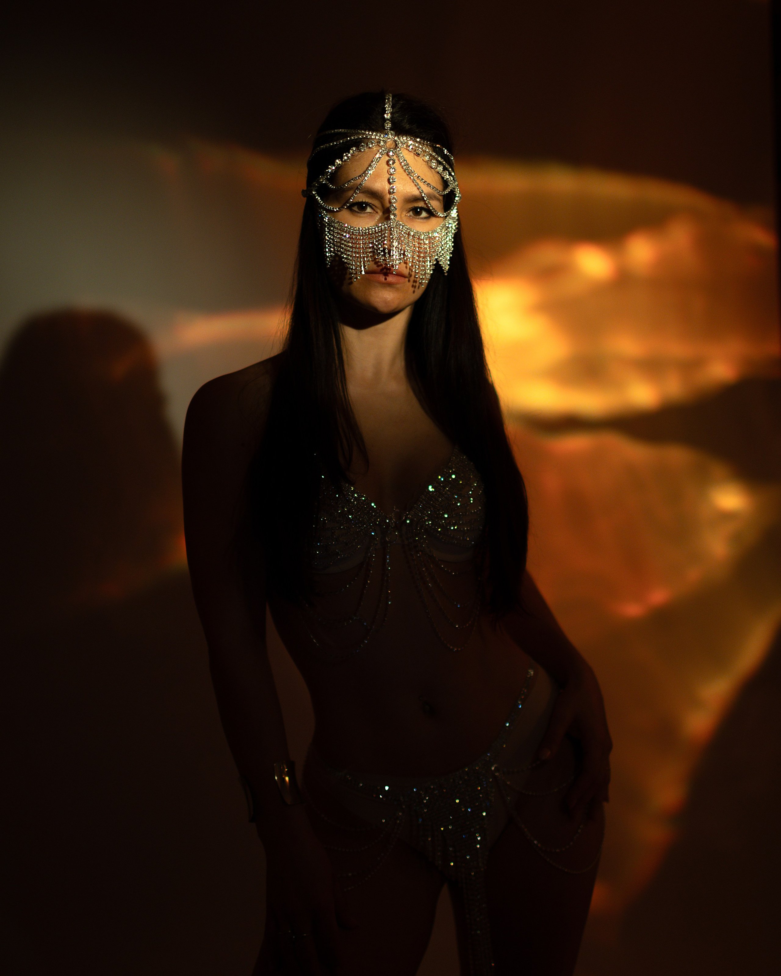 Ausdrucksstarkes Porträt von Gulya mit orientalischer Maske