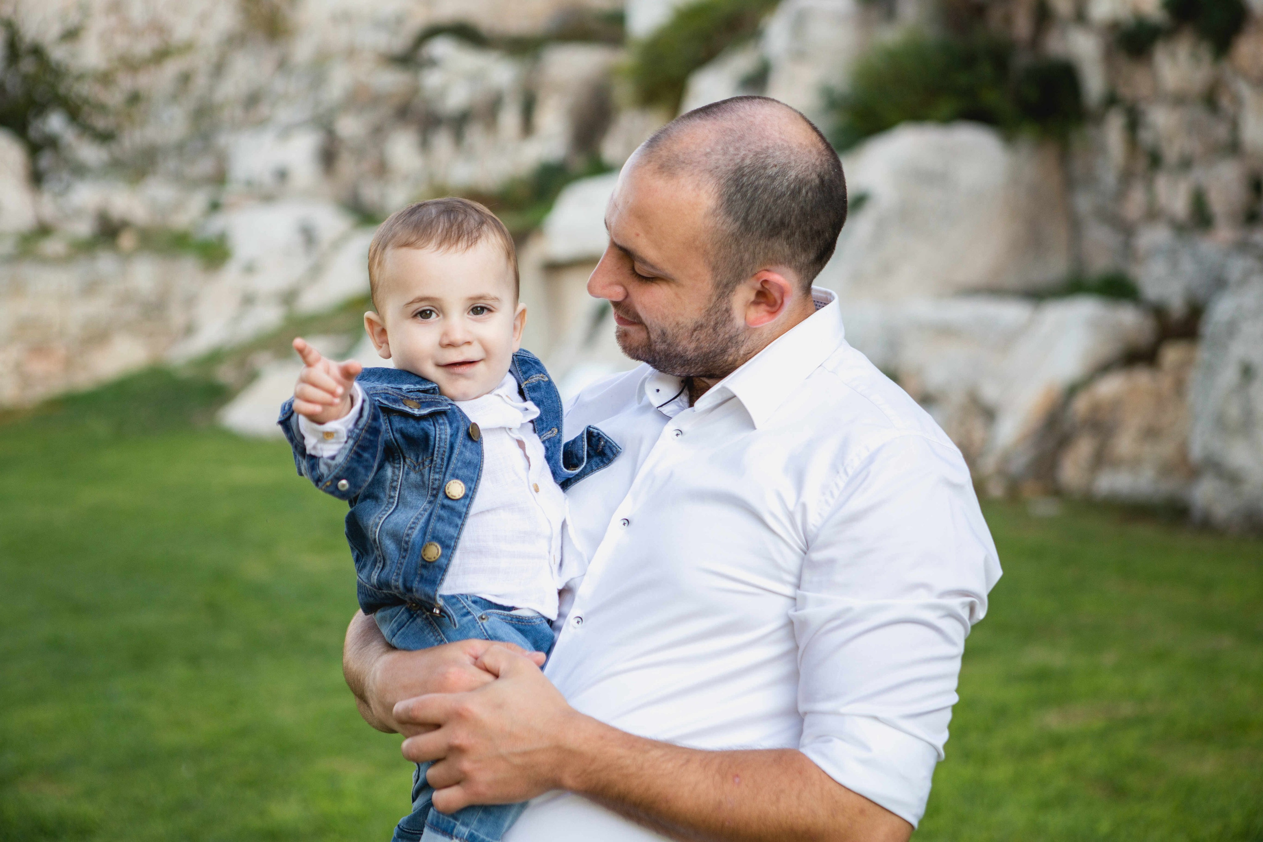 AT THE WALLS OF THE OLD CITY. PHOTOGRAPHER IN ISRAEL