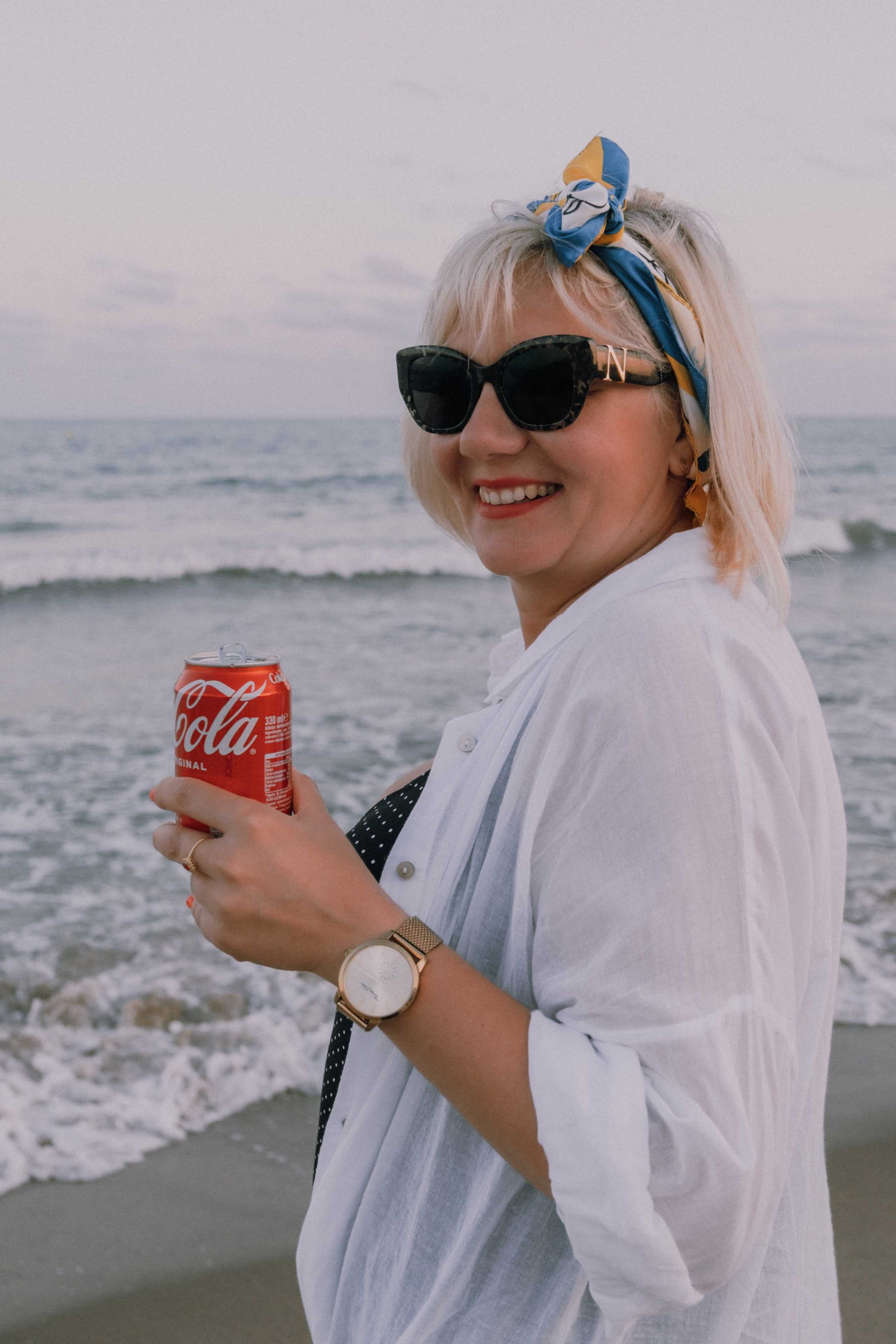 Sesión de amigas en la playa. Fotografía profesional en Calafell - Elena Medvedeva