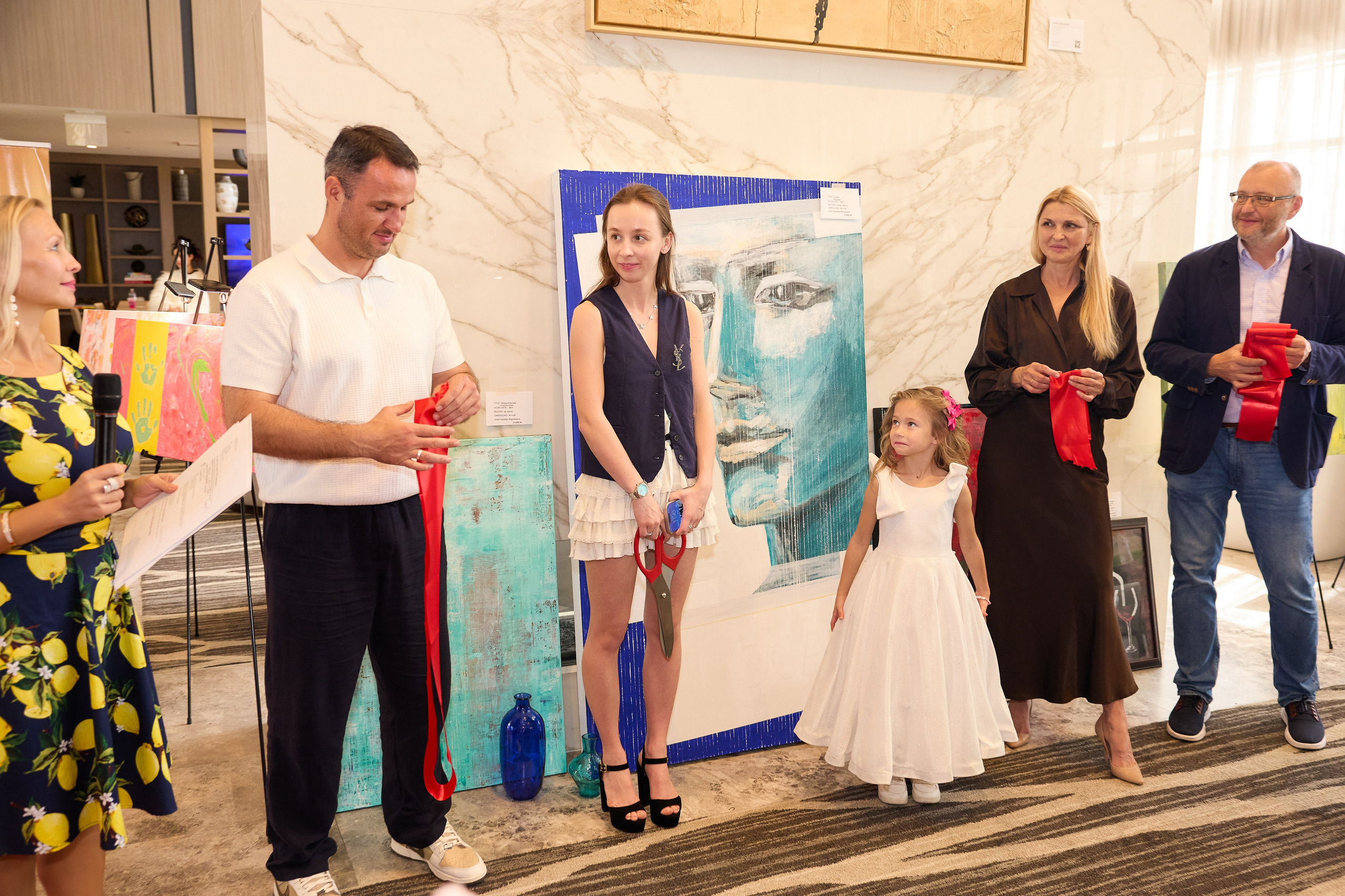 Авторская благотворительная художественная выставка Дианы Бортник. Фотограф Юлия Маковеева