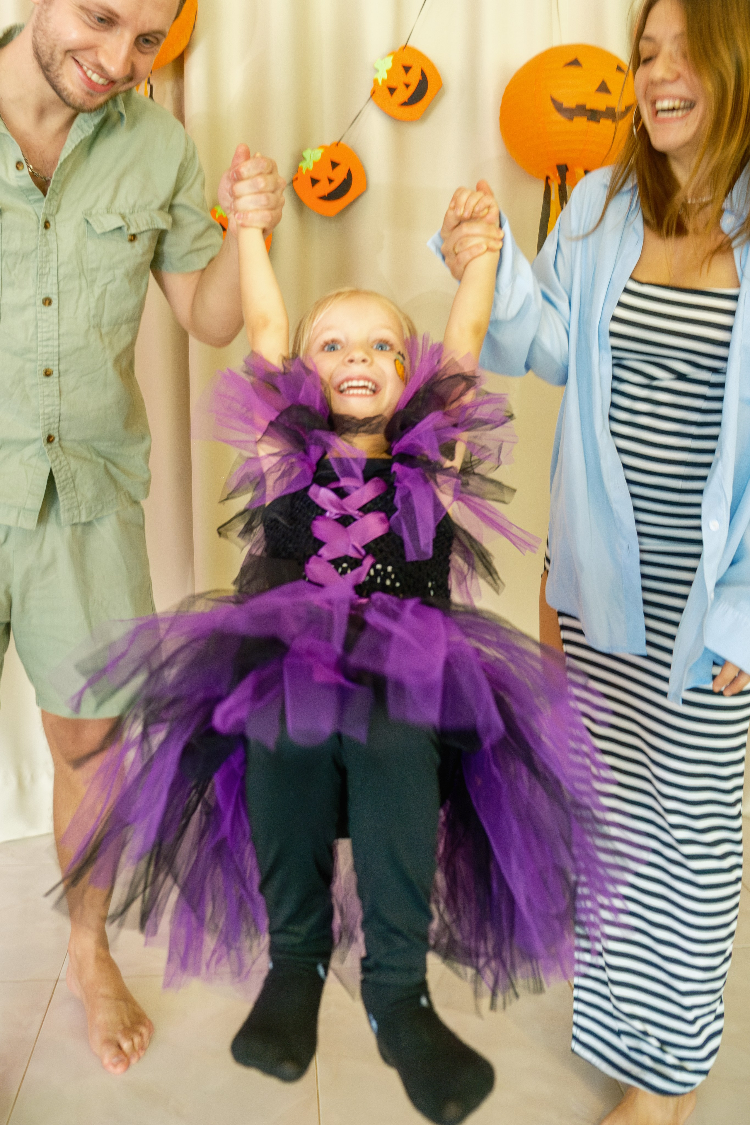 HalloWeen in Mom To Be. Graytail Photo