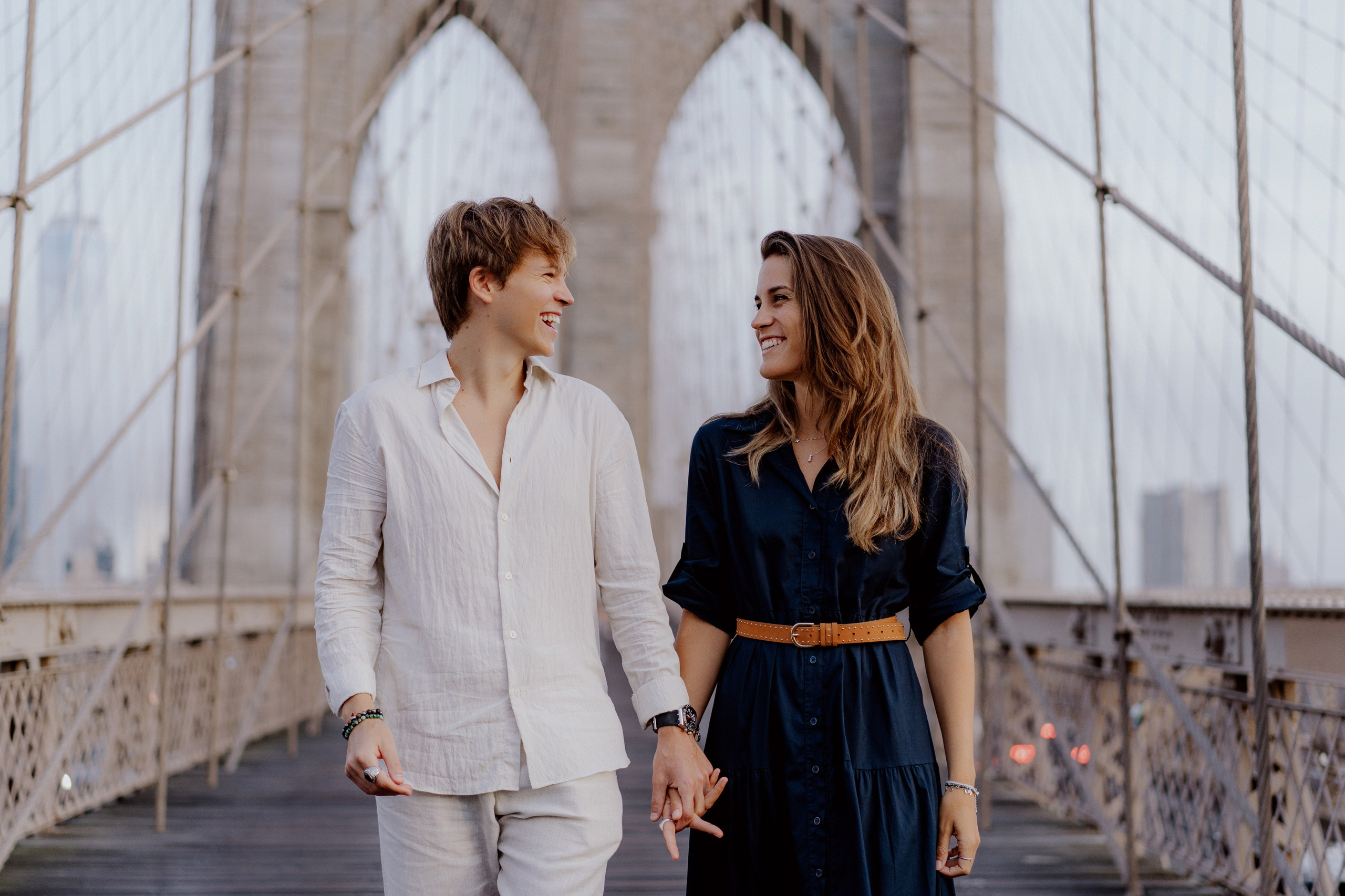 Couple in Dumbo and on the Brooklyn Bridge. Videographer and photographer in New York // MAKAROV.VIDEO