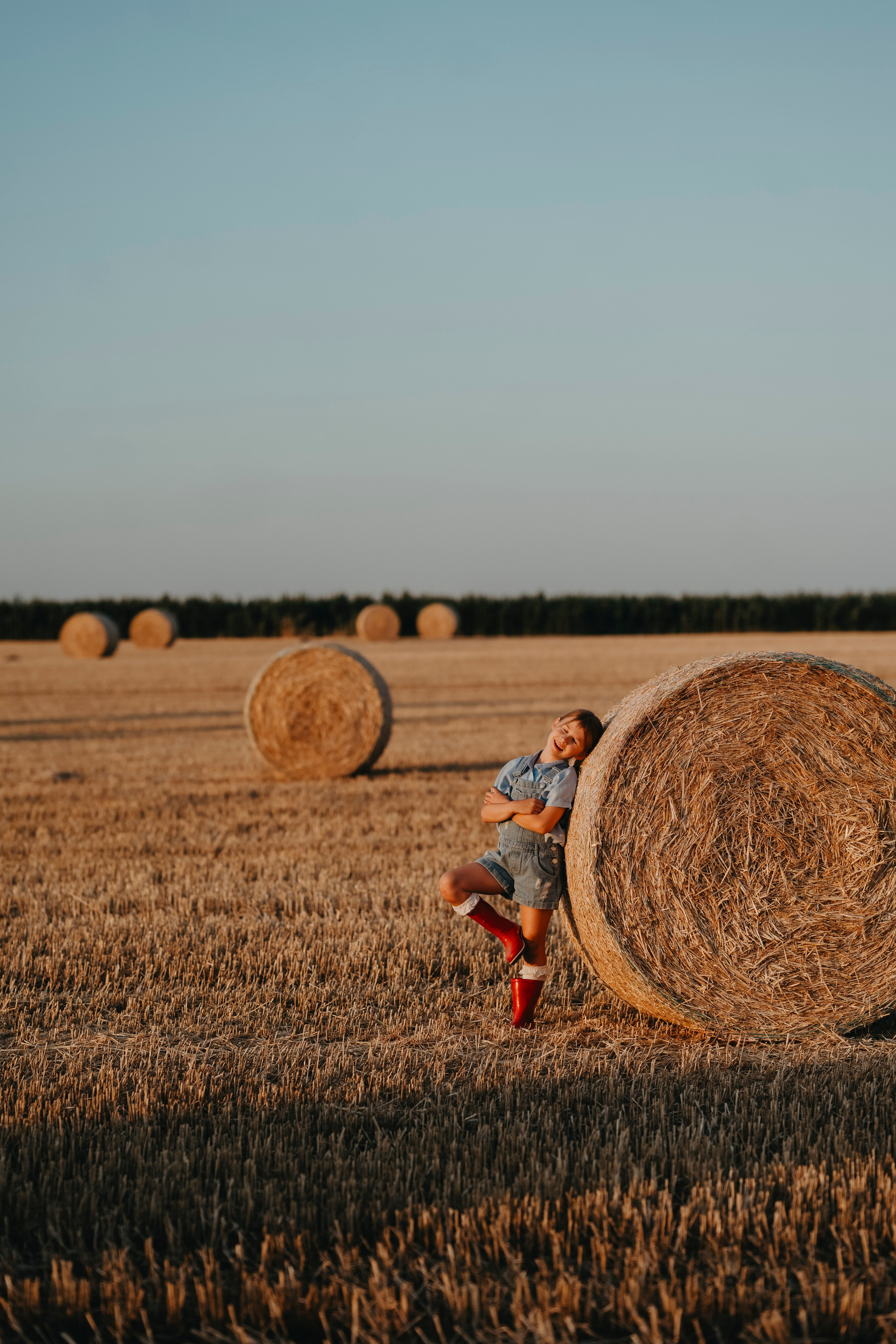Letnje fotografisanje u polju suncokreta i sena. Deciji i porodicni fotograf u Beogradu Oksana Skendzic