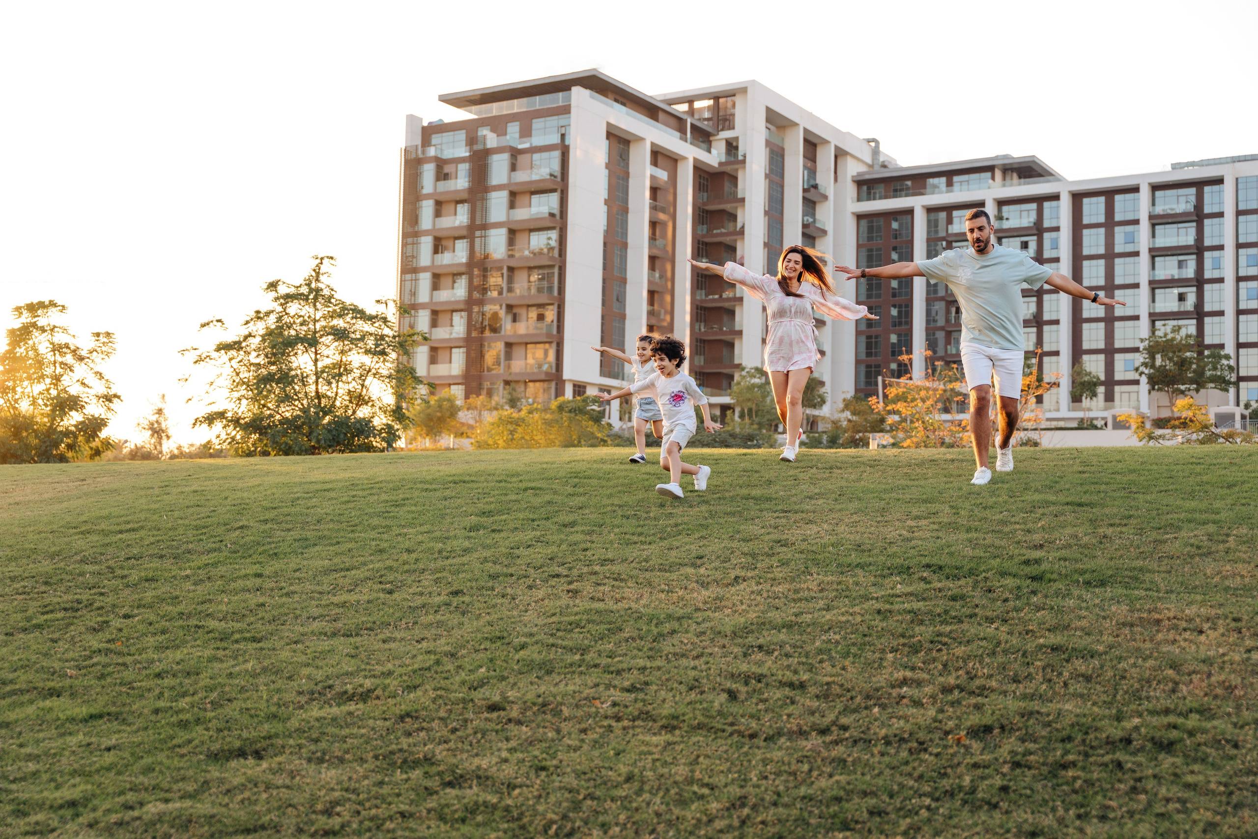 Family fun and play in the park. Angela Iakovleva — Family Photographer in Dubai