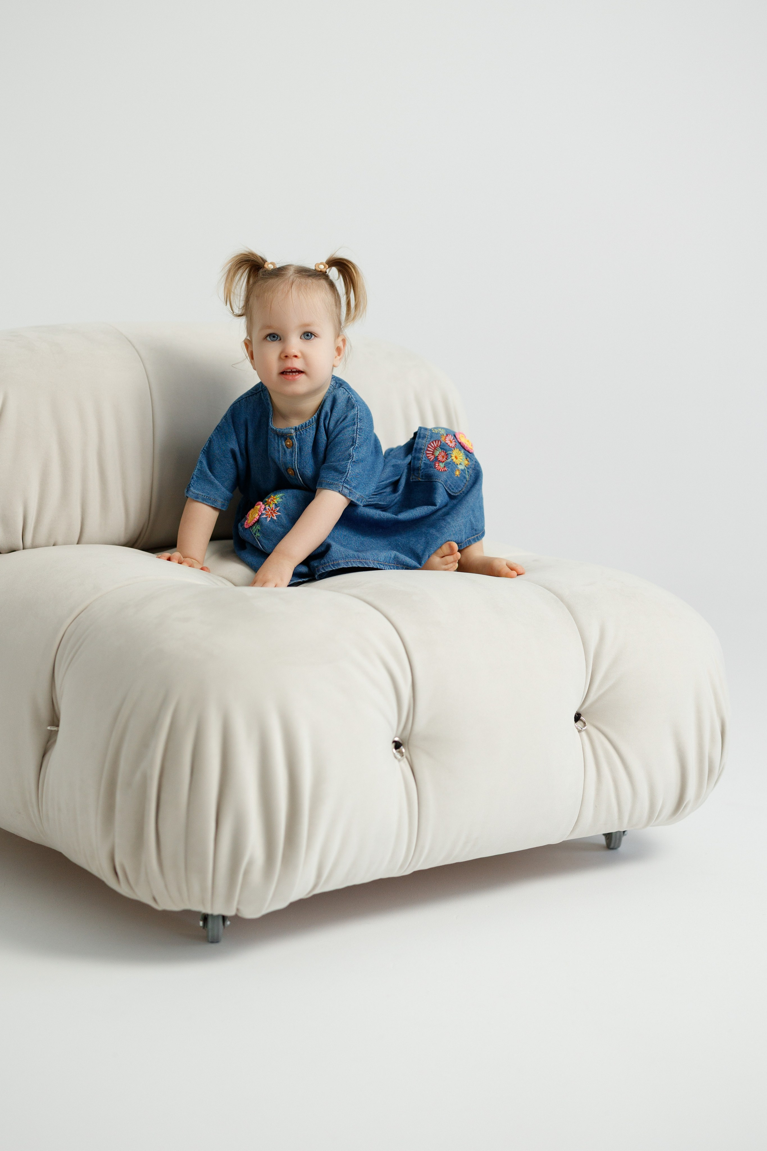 Ședință Foto de Familie — Stil Minimalist pe Fundal Alb. Scarlat Photography