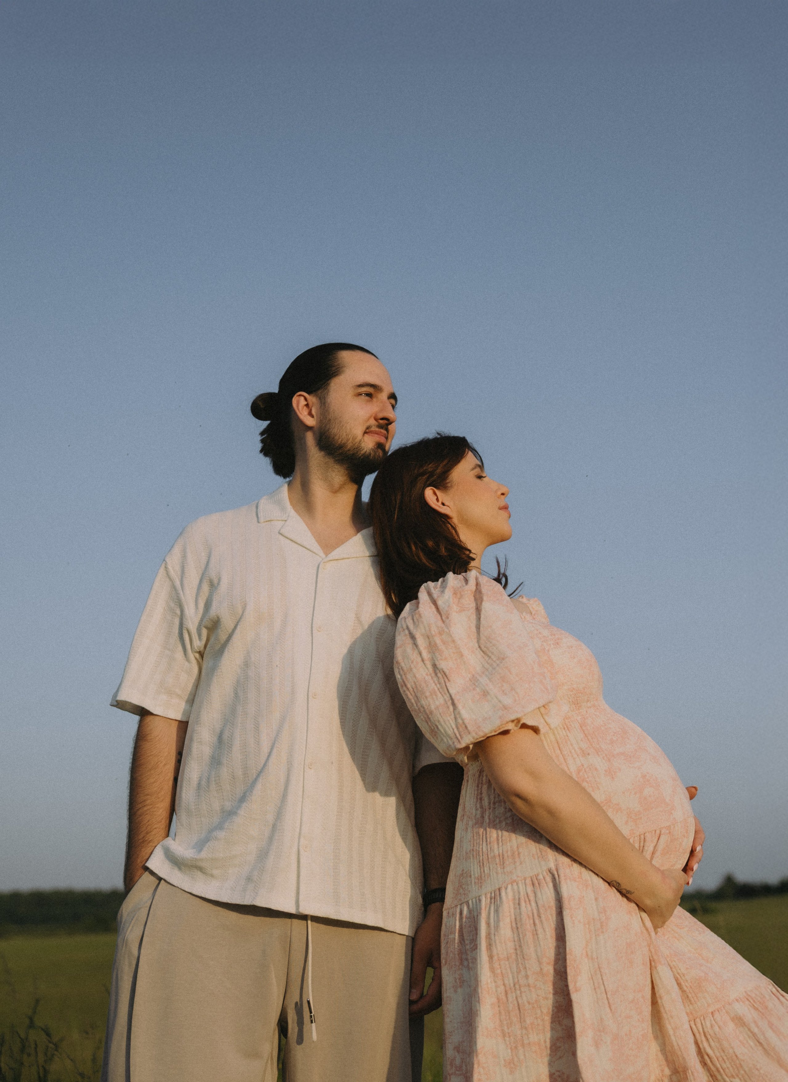 Lera & Maksim | laukimo fotosesija pievoje saulei besileidžiant. Vestuvių ir šeimų fotografė Lena Bondarenko / belove photo
