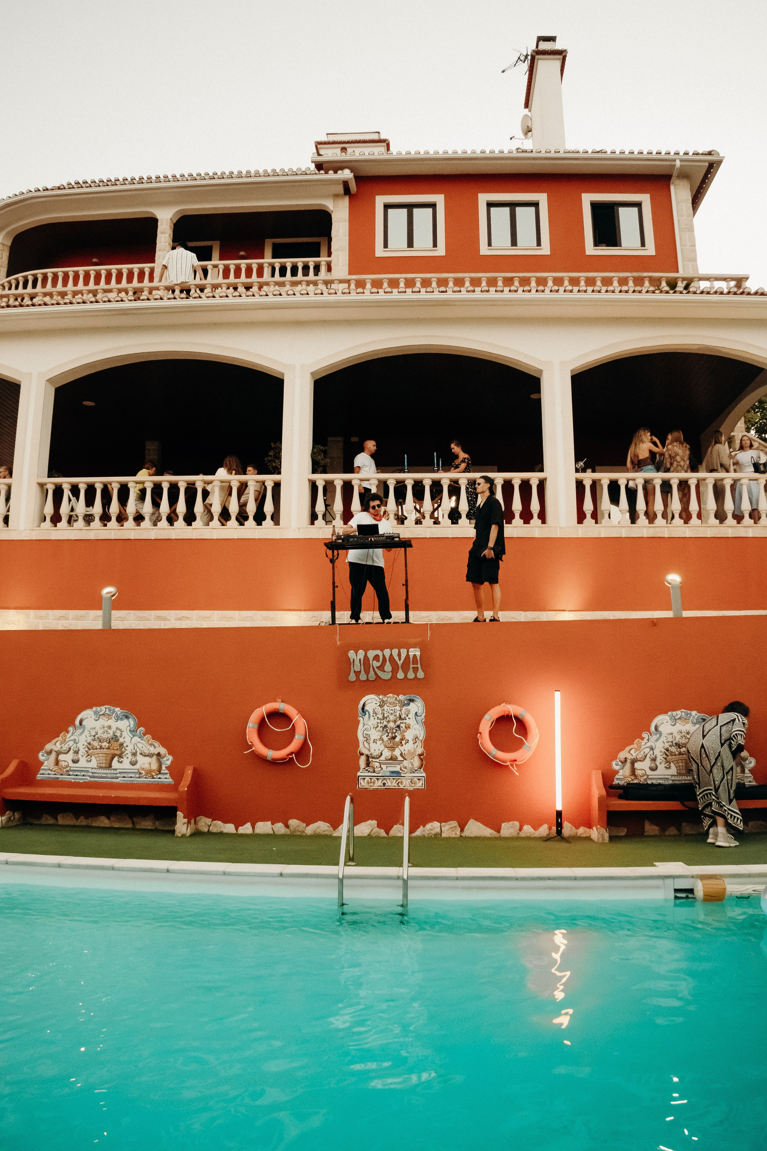 Pool party in  High Villa.  Cascais Sintra Lisbon. Валерія Сичова. Сімейний та репортажний фотограф в Португаліі