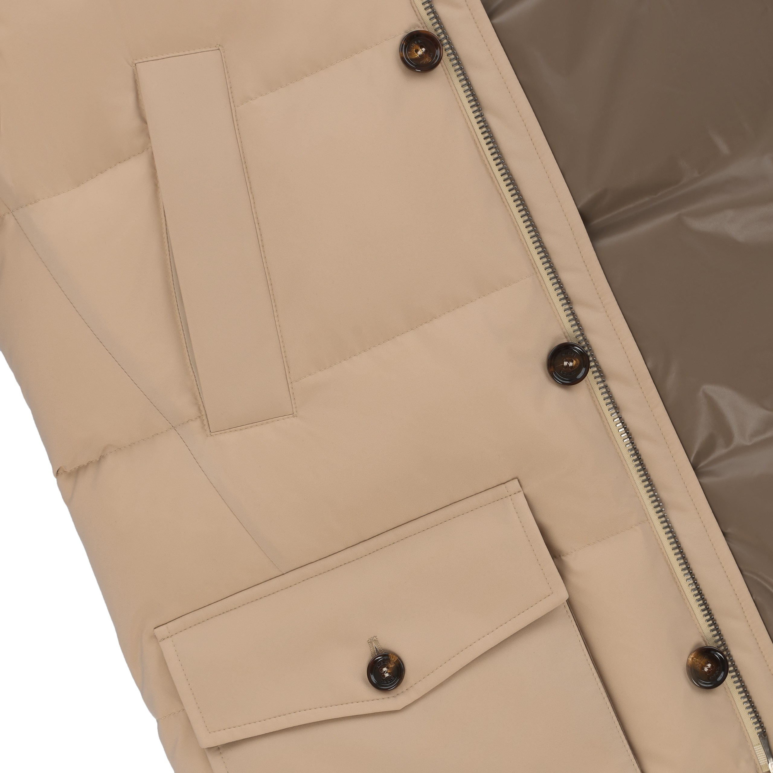 Detailaufnahme – Vorderseite der Jacke mit Knöpfen und Steppnähten in Champagnerfarbe.