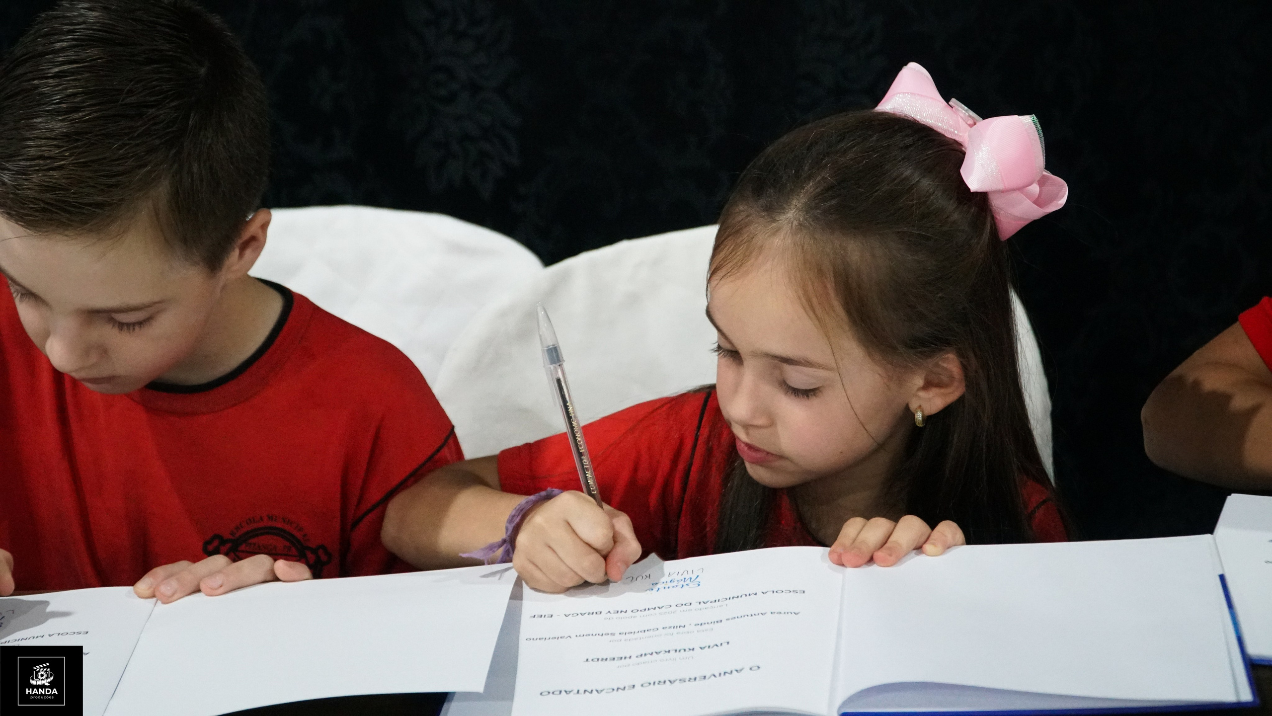 Noite autógrafos colégio Aurélio Buarque de Holanda. Handa Produções