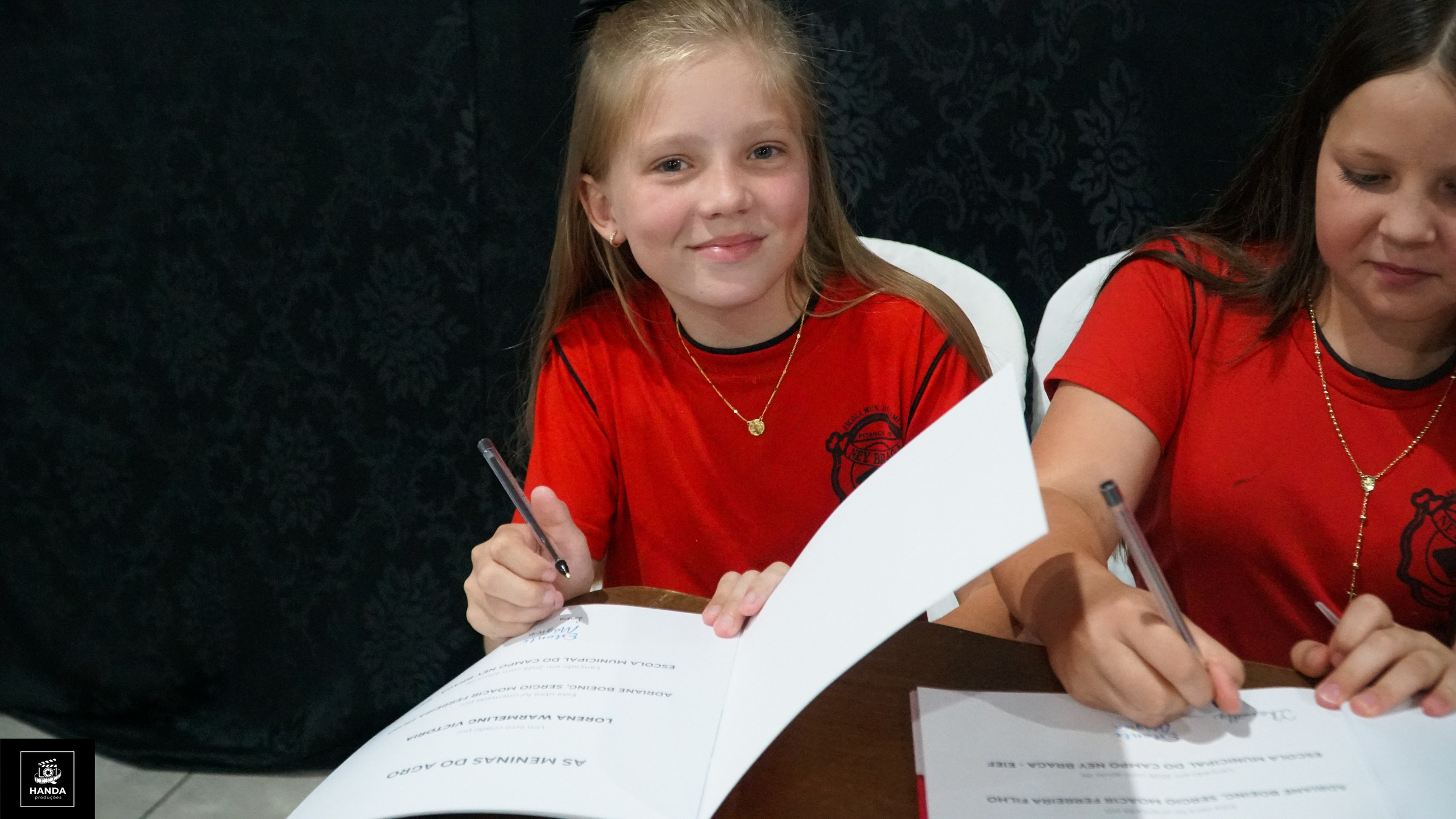 Noite autógrafos colégio Aurélio Buarque de Holanda. Handa Produções