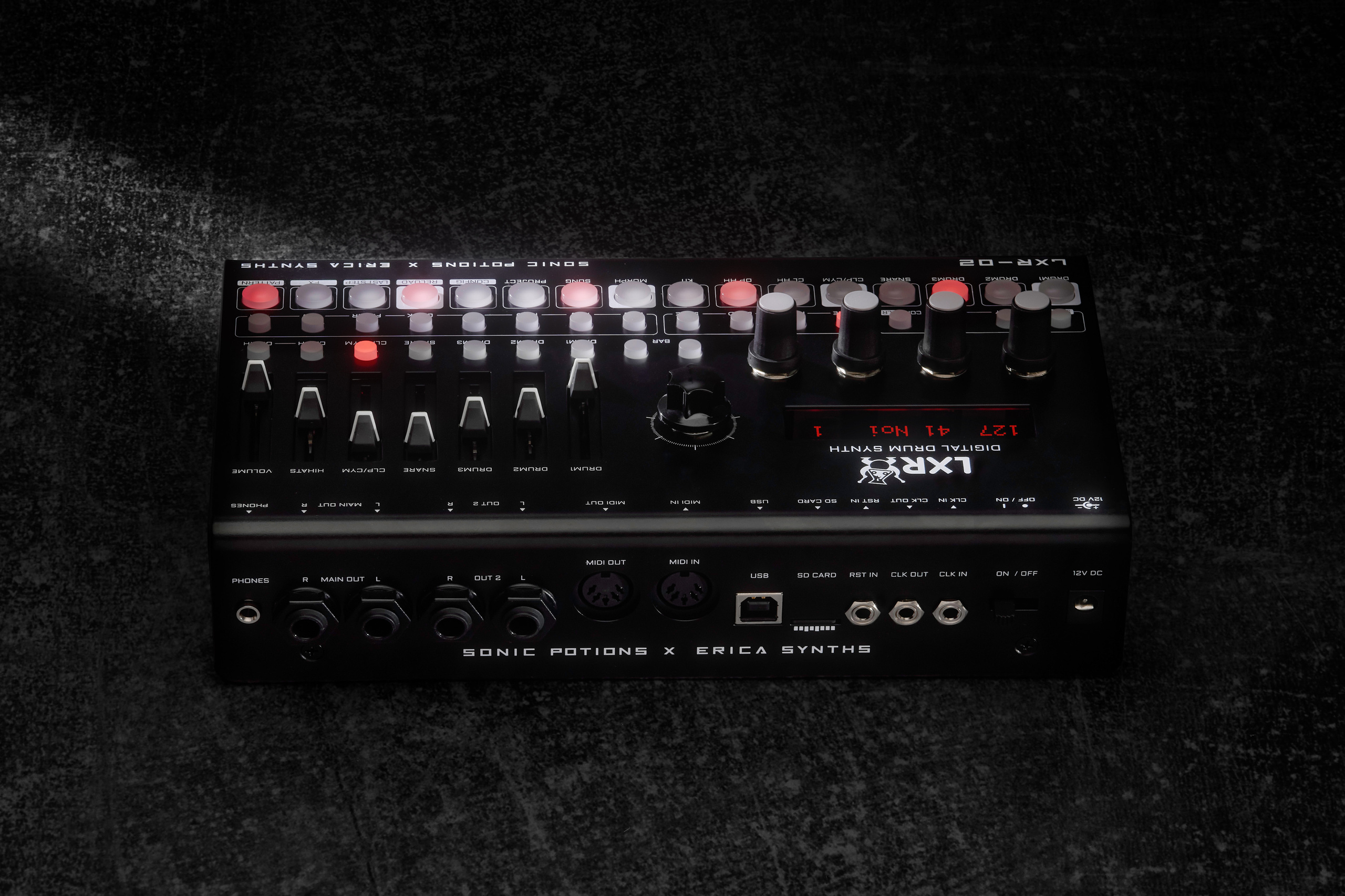 Предметка, EricaSynth, новый drum synth модуль, как обычно, черное на черном. Commercial, interior, food photographer Andrey Nikiforov, based in Rig
