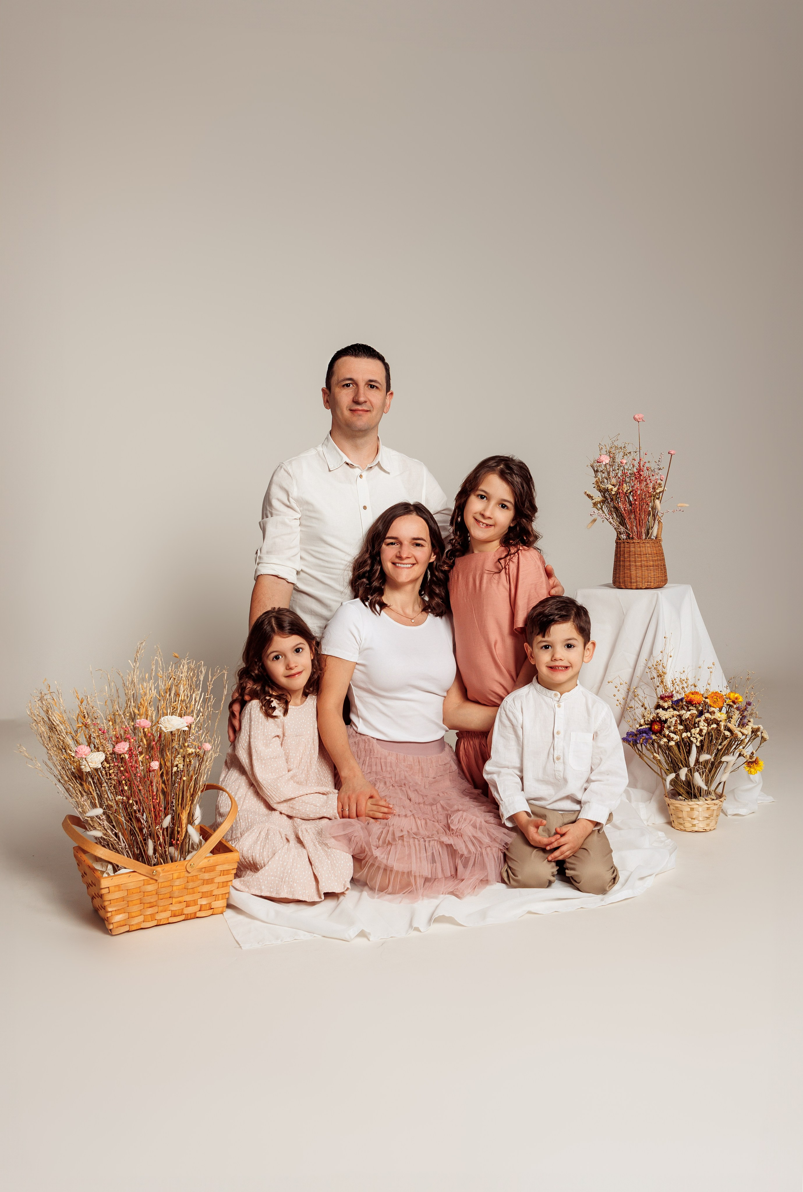 Familia Hudea - fotografii de studio. Cristina Andronache fotograf Brașov fotograf de familie fotograf de nunta Brașov