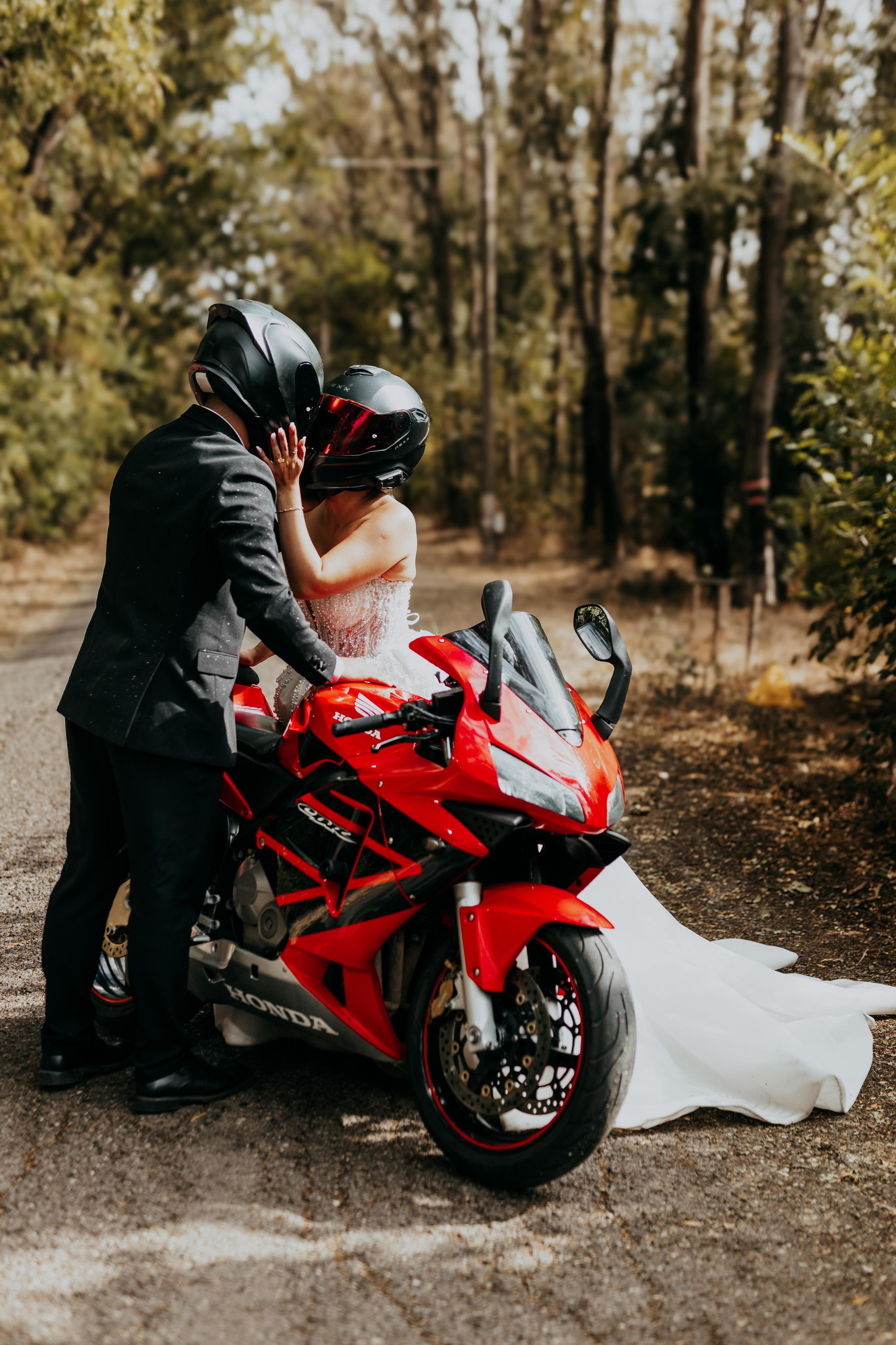 Trash the Dress cu motocicliști — ședință foto de poveste. Lucian Dedeu — Fotograf de nuntă și eveniment
