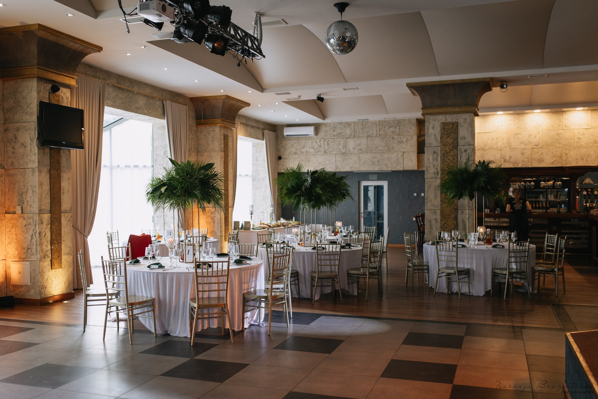 Vestuvinė fotosesija Kaune, Vienybės aikštėje, prie Lietuvos banko