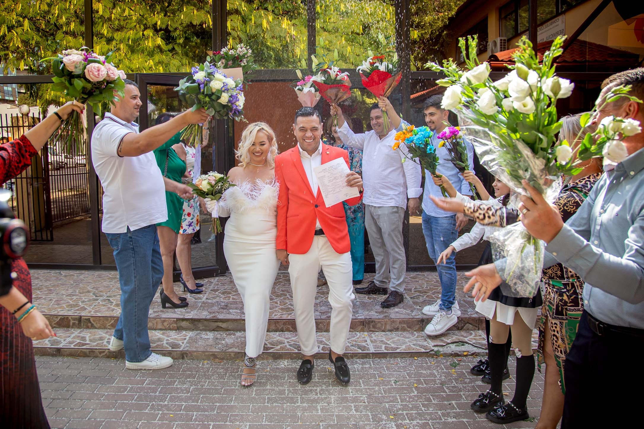 Mirii ies de la cununia civilă în București, în aplauzele invitaților