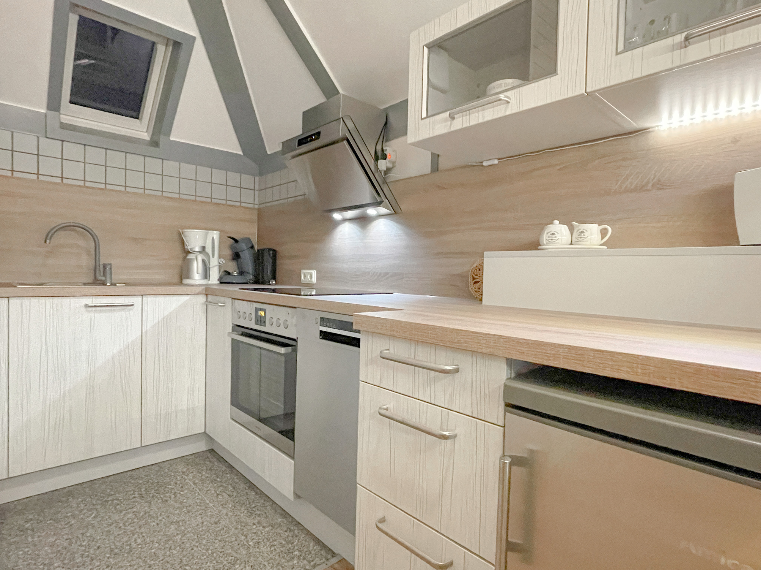 Küche, Kühlschrank, E-Herd, Spülmaschine, Wasserkocher, Toaster, Dunstabzugshaube   