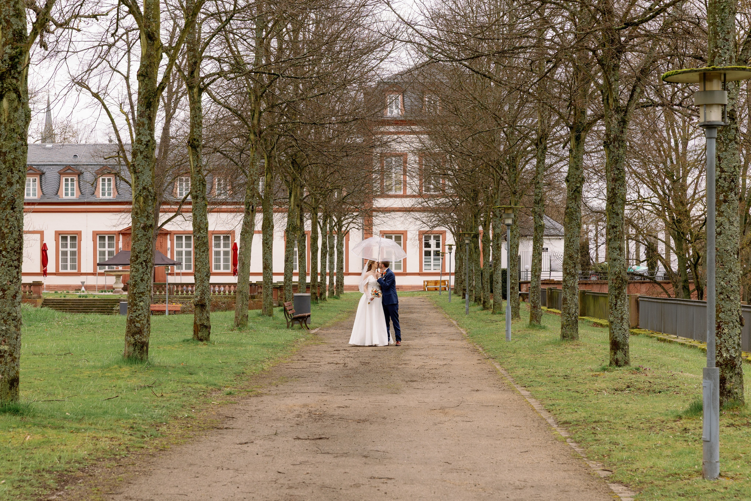 Romantische Hochzeitsbilder im Park von Schloss Philippsruhe