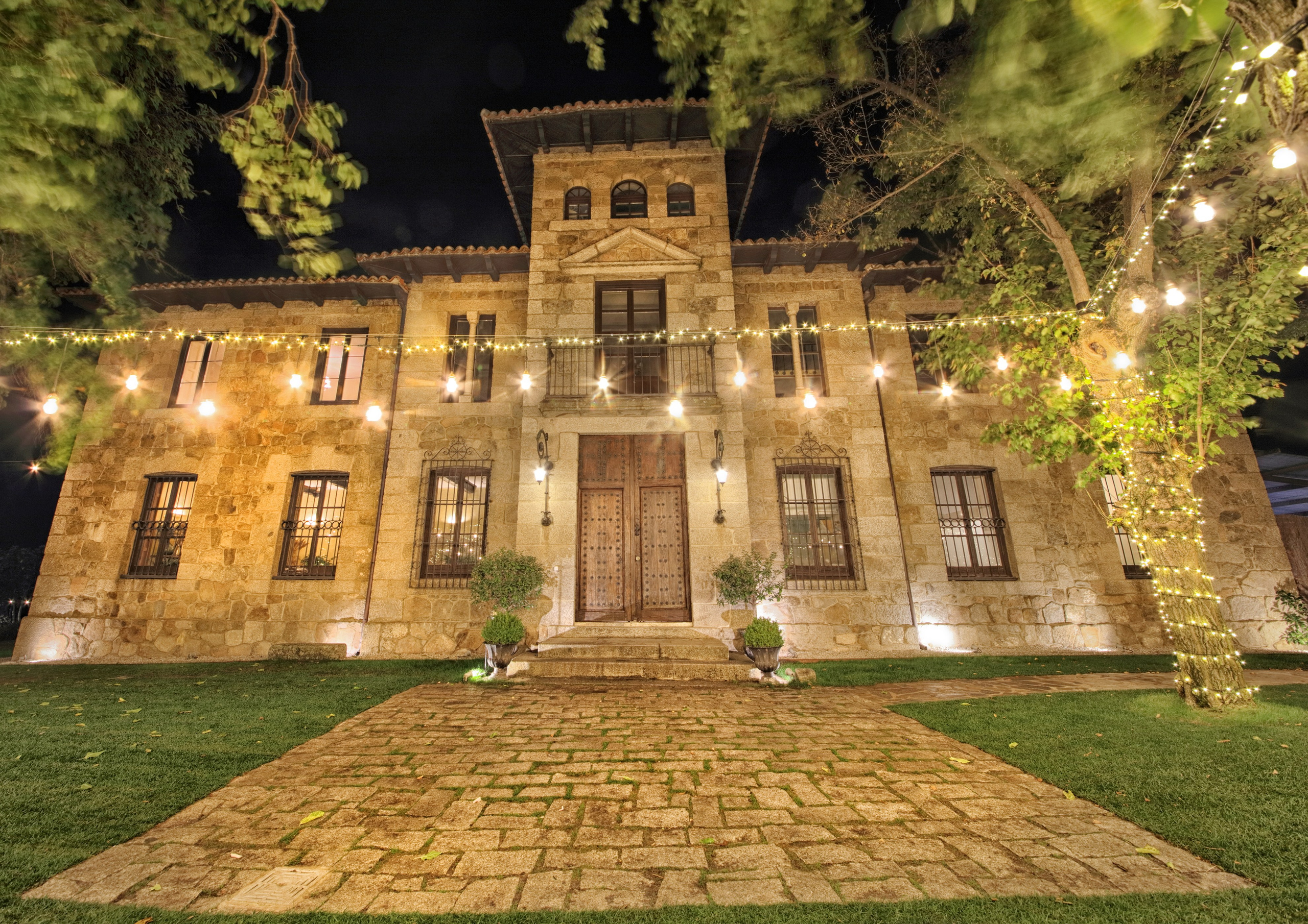 Madrid. Finca El Gasco. Luxury wedding, portrait, family photographer over Europe
