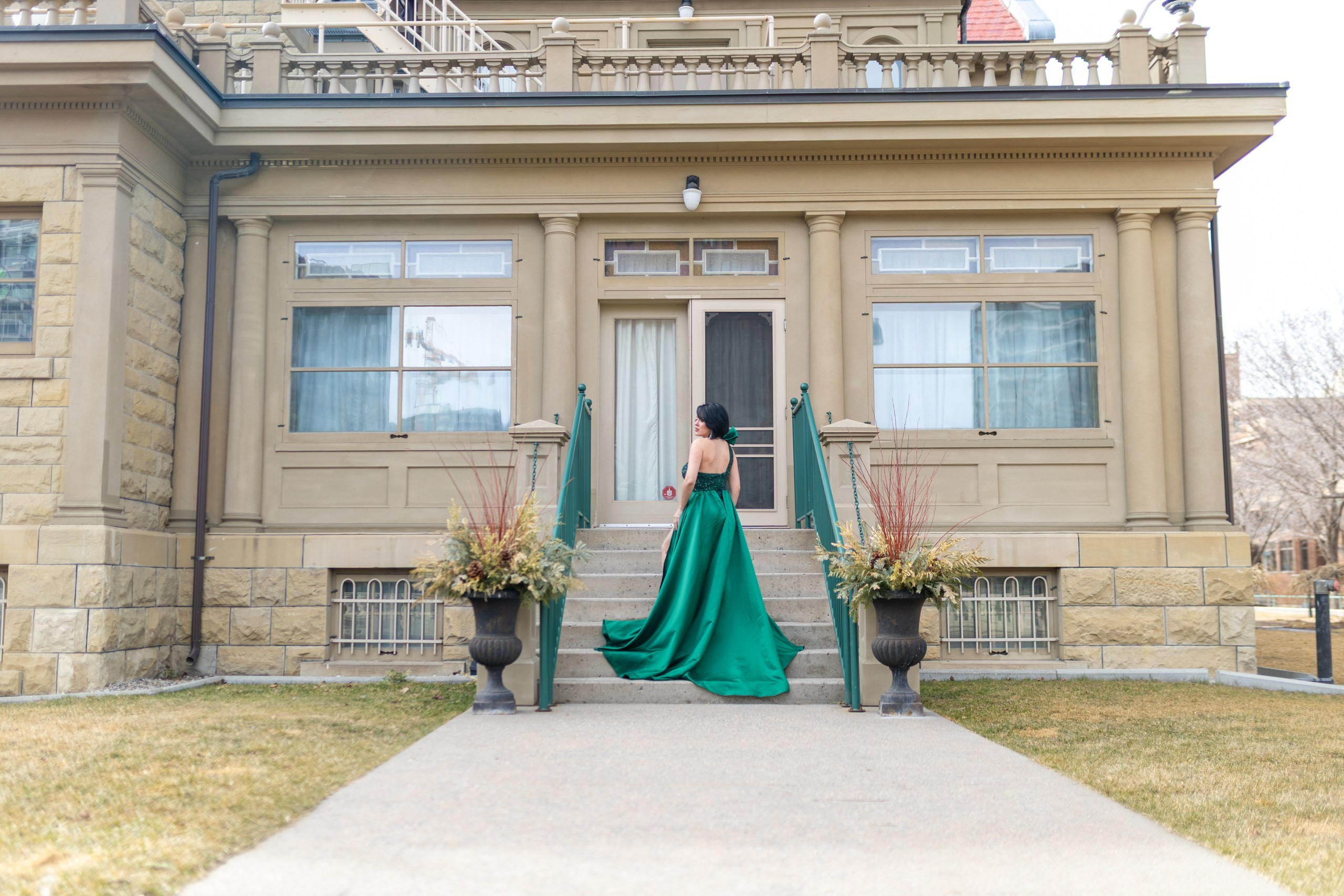 Odarbys Vergara Del Toro Shines in a Stunning Green Dress. ProFly.club — Professional aerial filming in Calgary