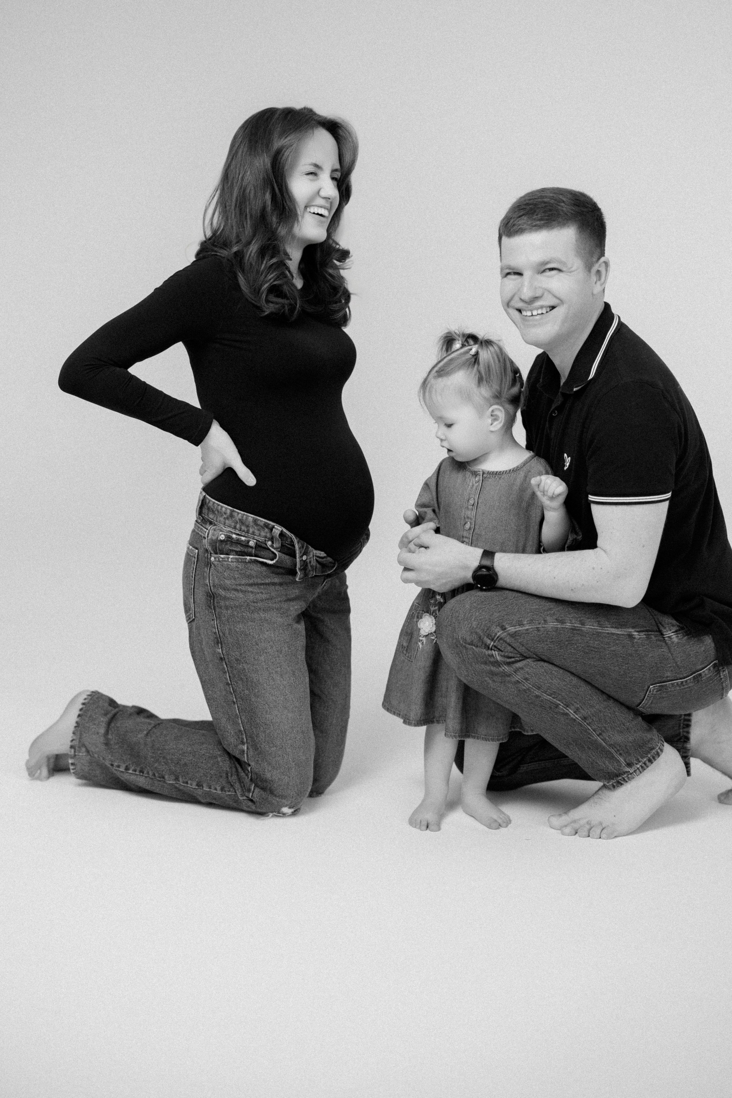 Ședință Foto de Familie — Stil Minimalist pe Fundal Alb. Scarlat Photography