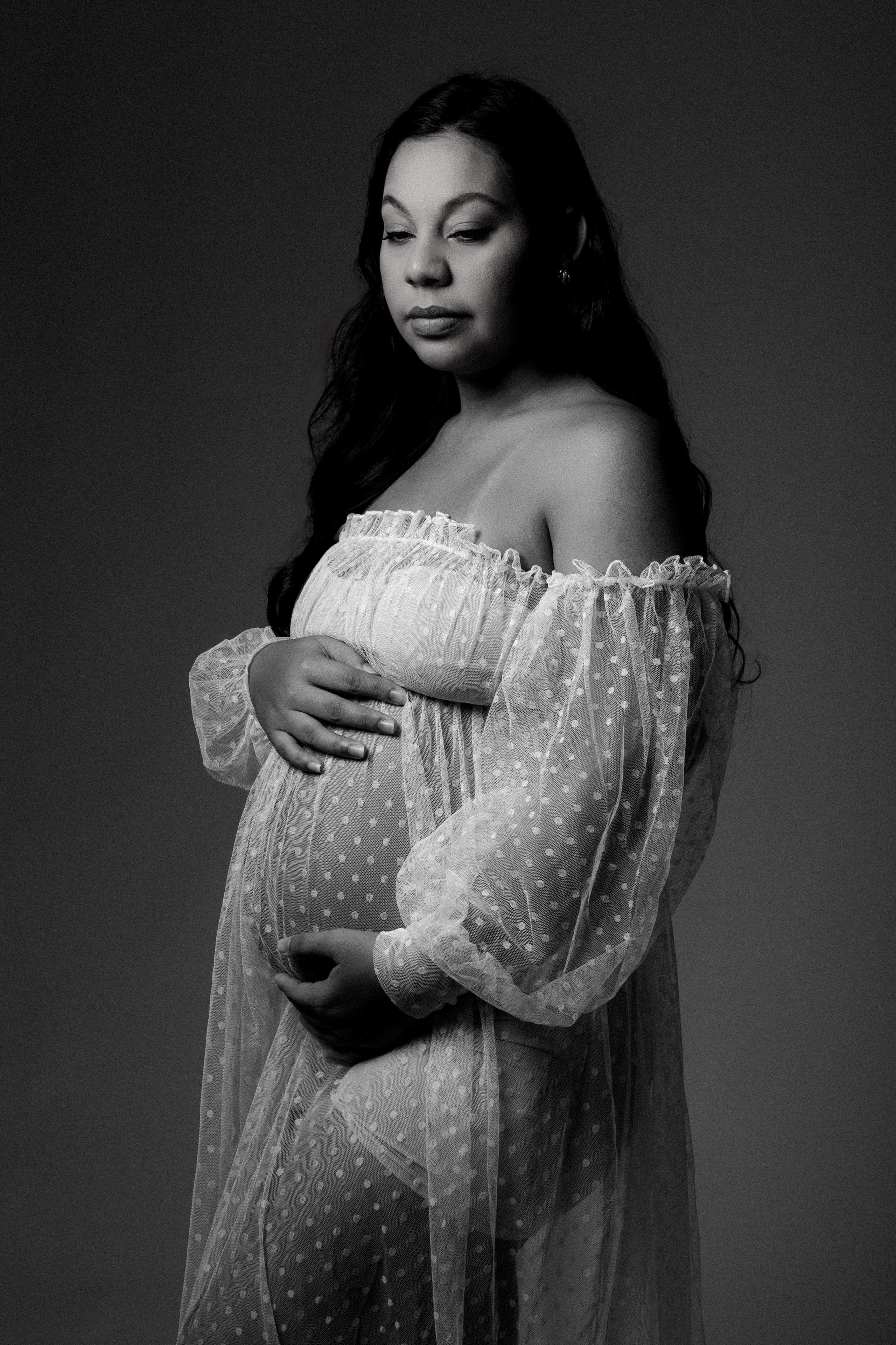 Ensaio gravidez feminino com fundo claro em Indaial Timbó e Blumenau