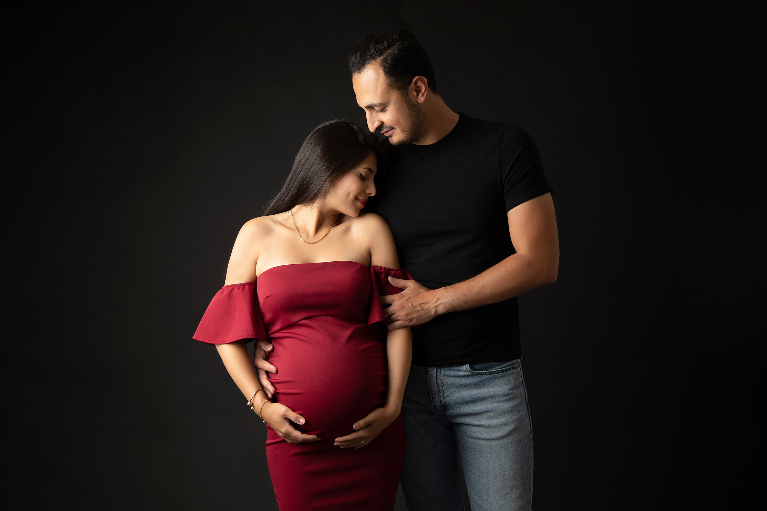 Vår fotostudio erbjuder en glamorös graviditetsfotografering med stiliga klänningar att hyra för att förgylla dina bilder.