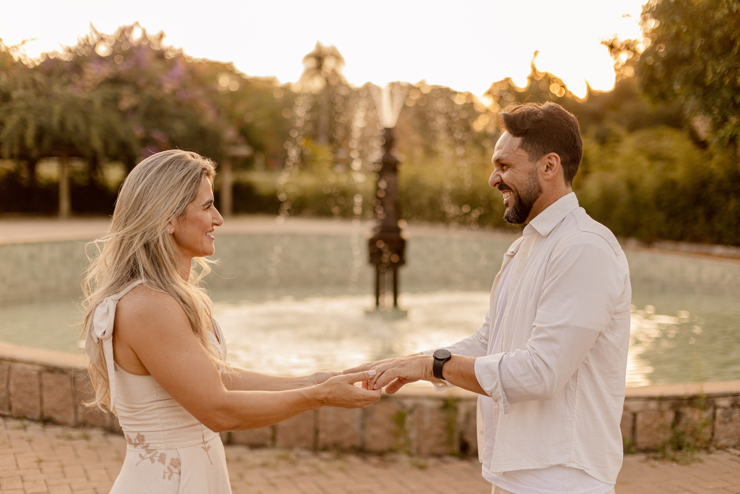 Ensaio Pré-Wedding no Interior Paulista com Lago, Areia e Pôr do Sol | Studio Melk. Tela cheia