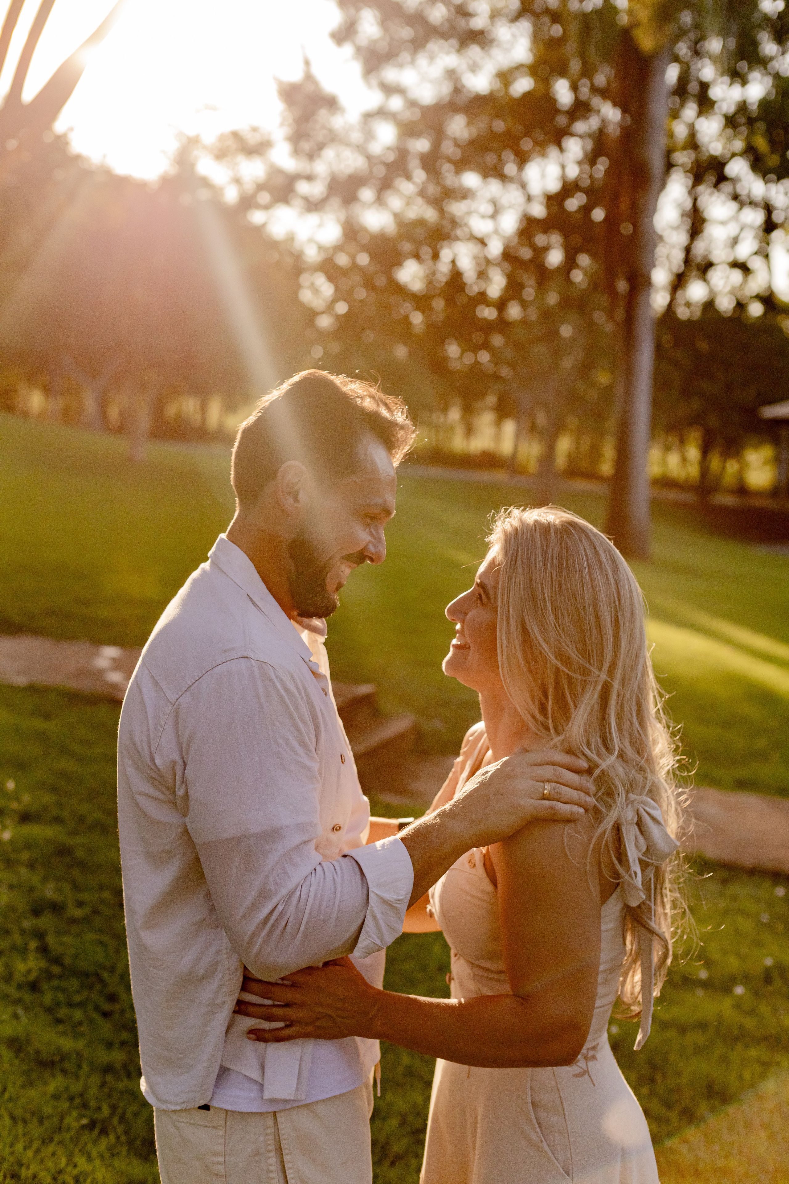Ensaio Pré-Wedding no Interior Paulista com Lago, Areia e Pôr do Sol | Studio Melk. Tela cheia