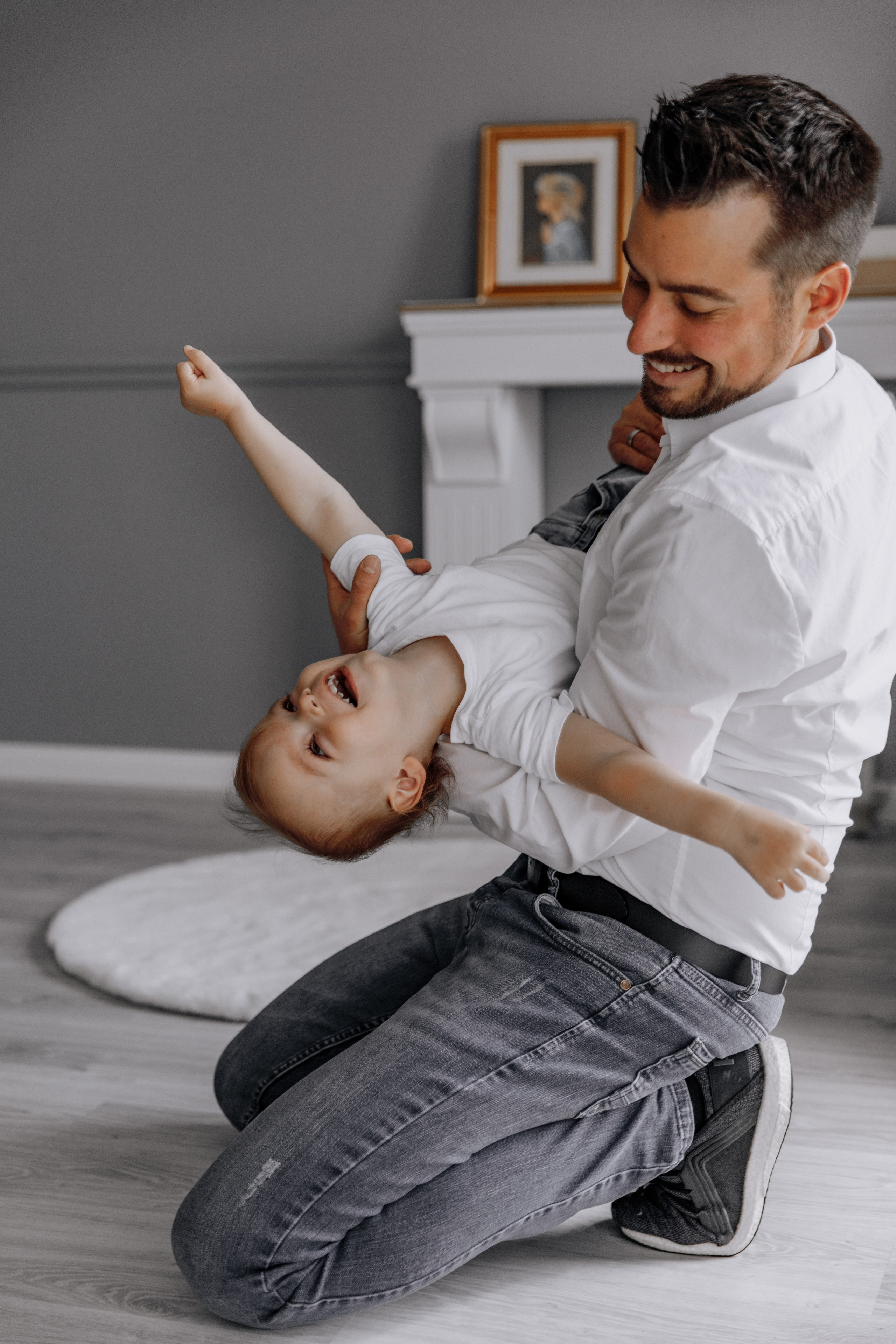 Papa spielt fröhlich mit seinem Sohn beim Familien-Fotoshooting.
