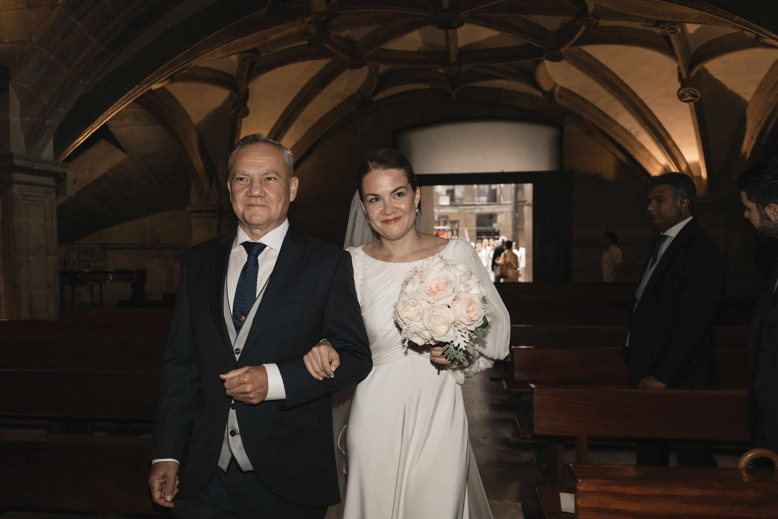Elegancia y alegría familiar. Boda de Andrés y Lucía en San Sebastián. Holigood foto y video reportaje de bodas en San Sebastián y Europa