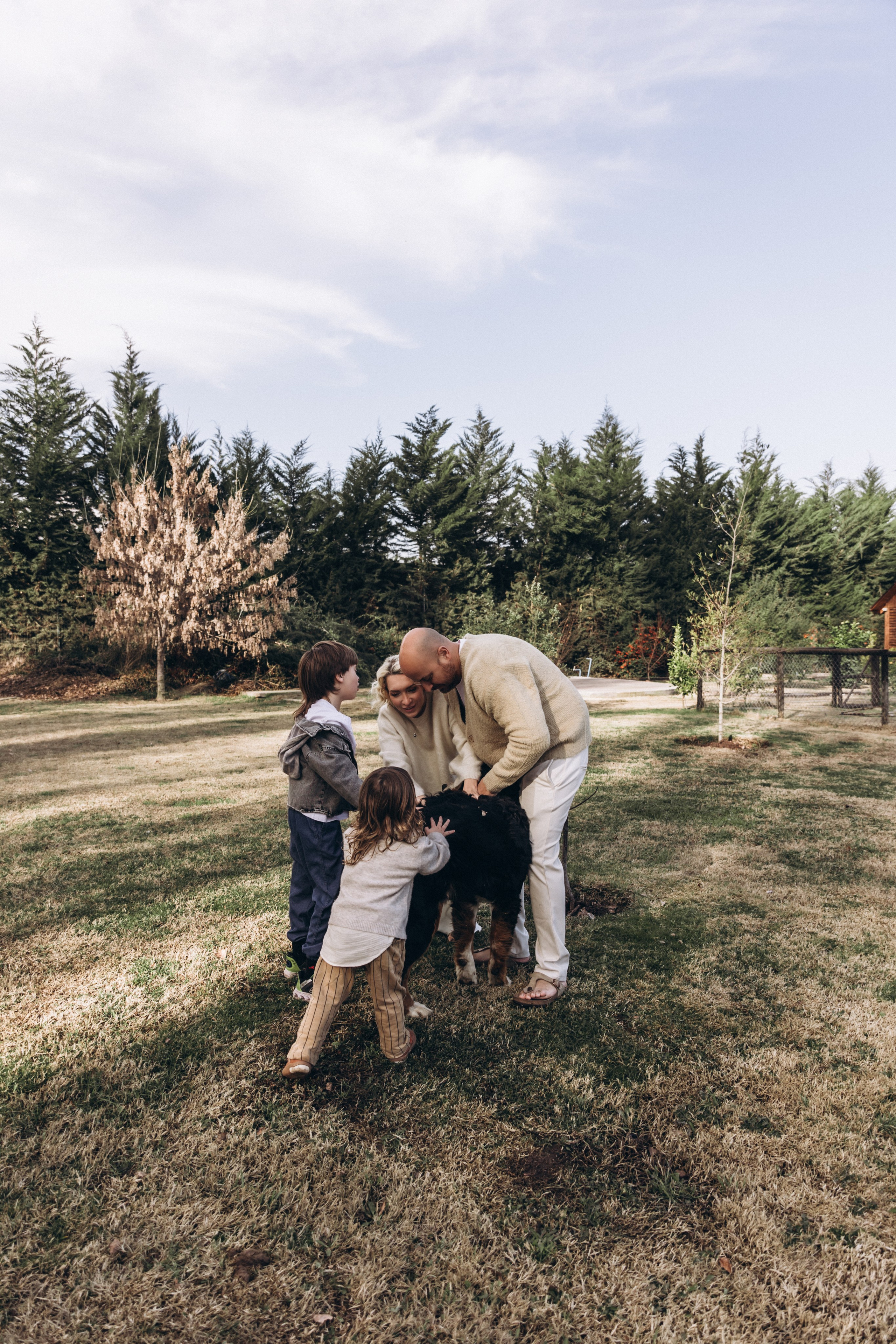 Sesión de fotos familiar en casa — Momentos reales y acogedores. Photographer in Santiago, Chile Anna Almazova