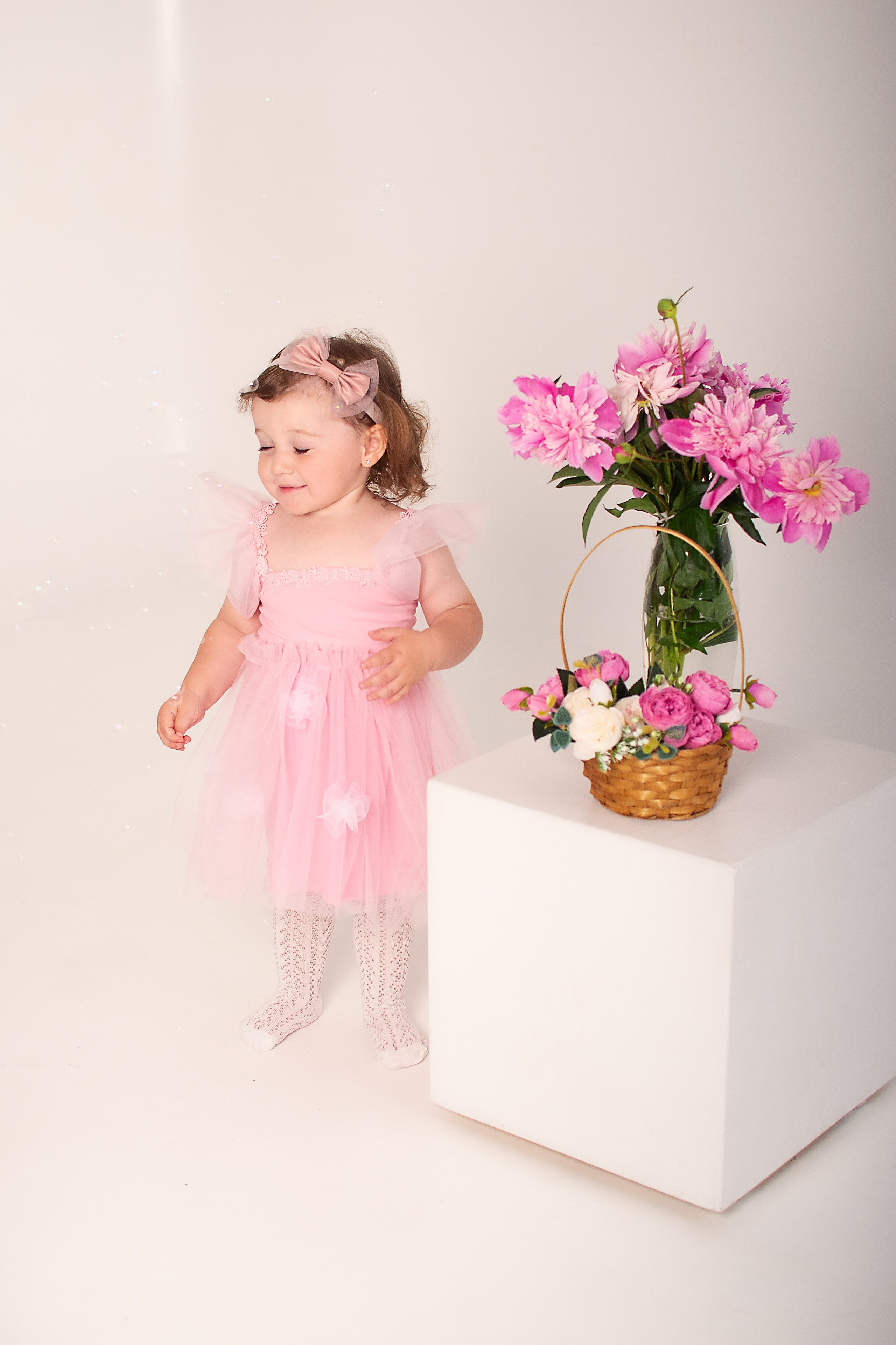 Фотосессия с пионами. Фотограф новорожденных в Темиртау и Караганде Любовь Жукова newborn