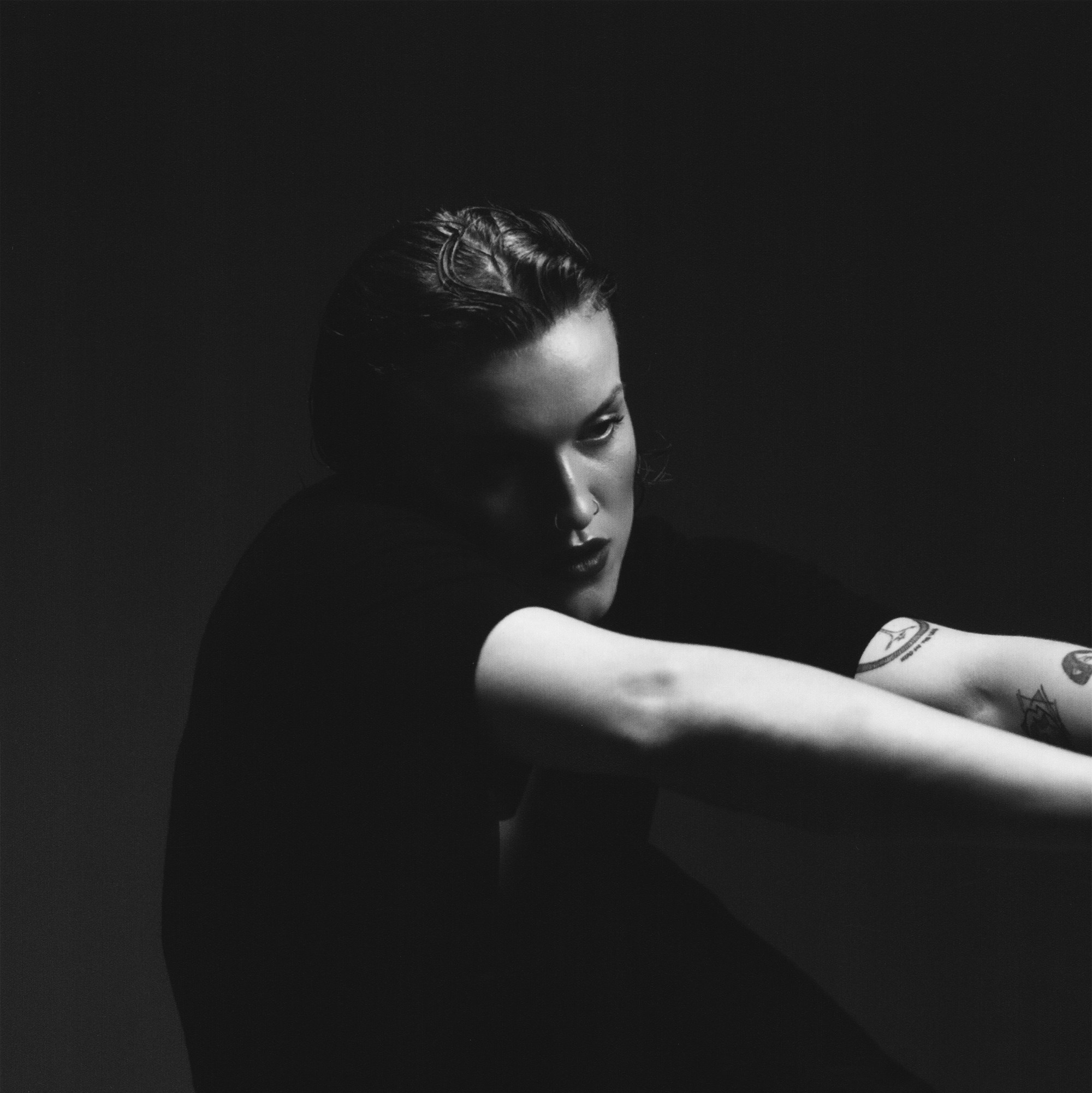 Molly Mogul prepara su álbum debut: electrónica minimalista y performance al límite del arte | FOTKAI