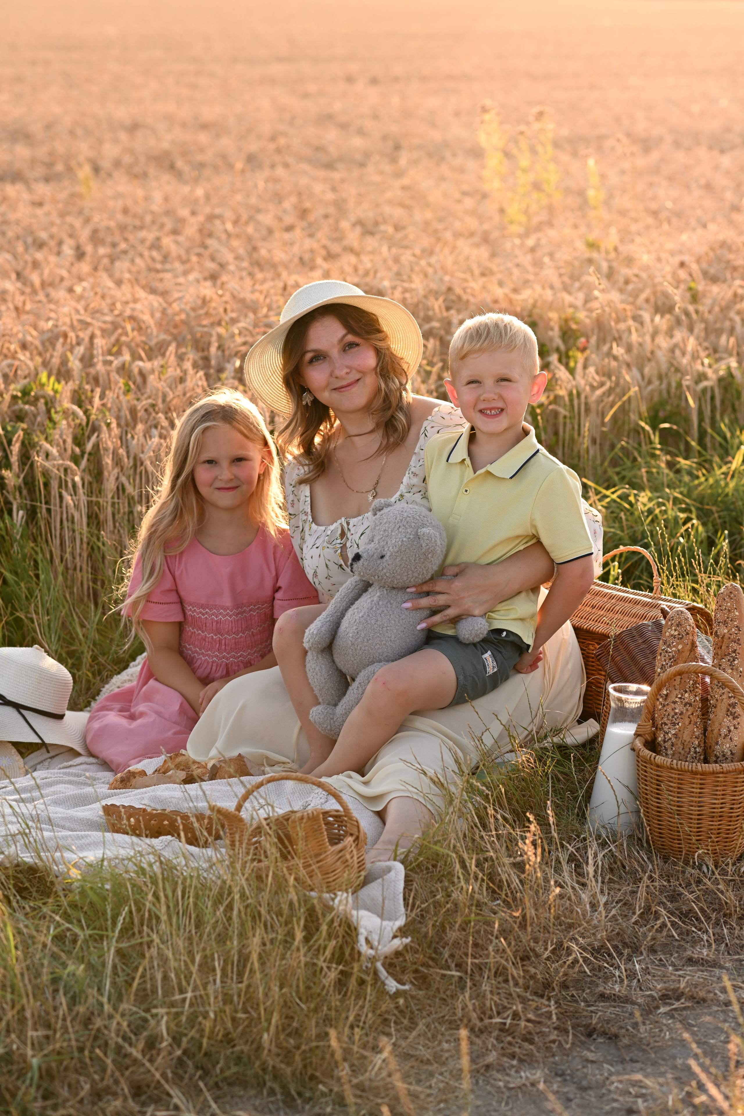 Familienfotoshooting in Weizenfeld. Neugeborene, Baby Fotografin in Düren (NRW) - Vitalina Unruh