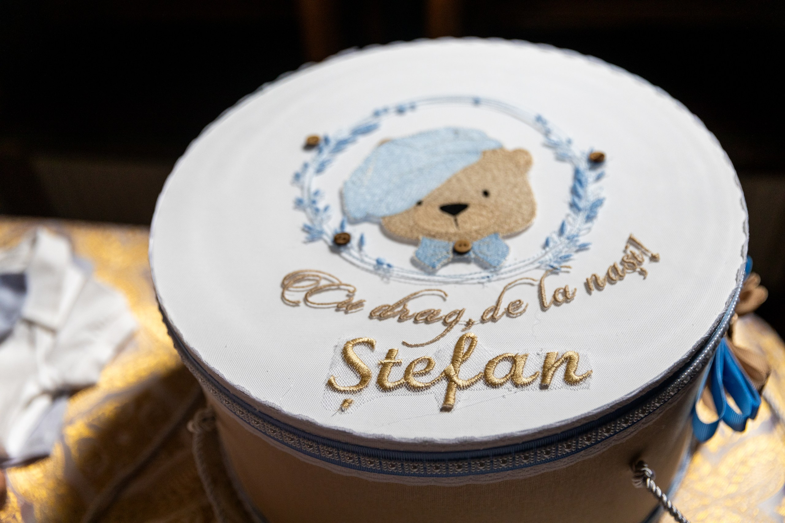 fotograf botez , fotografie botez Botoșani, fotograf Alin Chirilă, amintiri botez, fotografii botez, botez Miruna Parascheva, fotograf copii, fotografie botez în Botoșani-alt="botez , fotografie botez Alin Chirilă, amintiri botez, fotografii emoționante botez Botoșani"-- fotografii-botez-bebelus- amintiri-botez-micuț- moment-sfânt-crestinare- fotografie-emotionanta-botez- detalii-botez-bebelusi- parinti-fericiti-la-botez- fotograf-botez-profesionist- botez-in-biserica-ortodoxa- micuț-botezat-cu-emoție- zâmbete-și-lacrimi-la-botez- bebeluș-la-cristelniță- decor-botez-colorat- botez-cu-dragoste-și-credință- emotie-pura-la-botez- fotograf-botez-botosani- botez-iasi-suceava-fotograf- amintiri-nepretuite-botez-- Preotul ținându-l pe micuțul Mathias Gabriel la botez, în biserica Înălțarea Domnului, Copălău  - Detalii de la botezul lui Mathias – lumânare, trusou și icoană  - Familia lui Mathias Gabriel alături de micuț, în ziua botezului  - Portret emoționant cu mama și bebelușul în brațe, în biserică,fotograf profesionist evenimente Botoșani, Iași, Suceava, Fălticeni, Bacău, Pașcani, Roman - AlinoFotoStudio by Alin Chirilă - servicii foto nuntă, botez, cununie, ședințe foto creative, albume personalizate, fotografii emoționante și calitative pentru cele mai importante momente din viață,fotograf nuntă Botoșani Alin Chirilă,  ședință foto botez Iași - AlinoFotoStudio,  servicii fotograf profesionist evenimente Suceava,  fotograf cununie civilă Fălticeni - Alin Chirilă,  album foto nuntă personalizat Bacău.“Bebeluș botezat în biserică, ținut în brațe de nași”	•	“Detaliu cu lumânarea de botez decorată cu flori albe”	•	“Părinți emoționați alături de copilul lor la ceremonia de botez”	•	“Masa festivă de botez cu decor tematic și tort personalizat”	•	“Momentul în care preotul toarnă apă sfințită pe fruntea bebelușului”	“Bebeluș în rochie albă de botez, zâmbind în brațele mamei”	•	“Detaliu cu cruciulița de botez așezată pe o pernă de satin”	•	“Părinți și nași aprinzând lumânările în timpul ceremoniei de botez”	•	“Tort de botez decorat cu figurine tematice și numele copilului”	•	“Copil botezat dormind liniștit în pătuțul decorat festiv”	•	“Momentul în care preotul binecuvântează copilul în fața altarului”	•	“Invitați adunându-se în jurul mesei festive la petrecerea de botez”	•	“Bebeluș ținând în mână o jucărie personalizată primită la botez”	•	“Familie fericită pozând împreună după ceremonia de botez”	•	“Decor tematic cu baloane și flori la locația petrecerii de botez” fotograf Botoșani fotograf evenimente fotograf botez Alin Chirila fotograf alinofotostudio.fotograf botez Amelis Maria, fotografie botez Botoșani, fotograf Alin Chirilă, amintiri botez, fotografii botez, botez Amelis Maria, fotograf copii, fotografie botez în Botoșani,