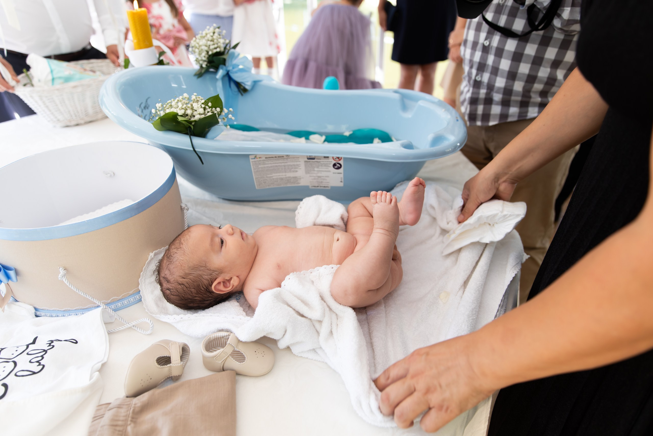 fotograf botez , fotografie botez Botoșani, fotograf Alin Chirilă, amintiri botez, fotografii botez, botez Miruna Parascheva, fotograf copii, fotografie botez în Botoșani-alt="botez , fotografie botez Alin Chirilă, amintiri botez, fotografii emoționante botez Botoșani"-- fotografii-botez-bebelus- amintiri-botez-micuț- moment-sfânt-crestinare- fotografie-emotionanta-botez- detalii-botez-bebelusi- parinti-fericiti-la-botez- fotograf-botez-profesionist- botez-in-biserica-ortodoxa- micuț-botezat-cu-emoție- zâmbete-și-lacrimi-la-botez- bebeluș-la-cristelniță- decor-botez-colorat- botez-cu-dragoste-și-credință- emotie-pura-la-botez- fotograf-botez-botosani- botez-iasi-suceava-fotograf- amintiri-nepretuite-botez-- Preotul ținându-l pe micuțul Mathias Gabriel la botez, în biserica Înălțarea Domnului, Copălău  - Detalii de la botezul lui Mathias – lumânare, trusou și icoană  - Familia lui Mathias Gabriel alături de micuț, în ziua botezului  - Portret emoționant cu mama și bebelușul în brațe, în biserică,fotograf profesionist evenimente Botoșani, Iași, Suceava, Fălticeni, Bacău, Pașcani, Roman - AlinoFotoStudio by Alin Chirilă - servicii foto nuntă, botez, cununie, ședințe foto creative, albume personalizate, fotografii emoționante și calitative pentru cele mai importante momente din viață,fotograf nuntă Botoșani Alin Chirilă,  ședință foto botez Iași - AlinoFotoStudio,  servicii fotograf profesionist evenimente Suceava,  fotograf cununie civilă Fălticeni - Alin Chirilă,  album foto nuntă personalizat Bacău.“Bebeluș botezat în biserică, ținut în brațe de nași”	•	“Detaliu cu lumânarea de botez decorată cu flori albe”	•	“Părinți emoționați alături de copilul lor la ceremonia de botez”	•	“Masa festivă de botez cu decor tematic și tort personalizat”	•	“Momentul în care preotul toarnă apă sfințită pe fruntea bebelușului”	“Bebeluș în rochie albă de botez, zâmbind în brațele mamei”	•	“Detaliu cu cruciulița de botez așezată pe o pernă de satin”	•	“Părinți și nași aprinzând lumânările în timpul ceremoniei de botez”	•	“Tort de botez decorat cu figurine tematice și numele copilului”	•	“Copil botezat dormind liniștit în pătuțul decorat festiv”	•	“Momentul în care preotul binecuvântează copilul în fața altarului”	•	“Invitați adunându-se în jurul mesei festive la petrecerea de botez”	•	“Bebeluș ținând în mână o jucărie personalizată primită la botez”	•	“Familie fericită pozând împreună după ceremonia de botez”	•	“Decor tematic cu baloane și flori la locația petrecerii de botez” fotograf Botoșani fotograf evenimente fotograf botez Alin Chirila fotograf alinofotostudio.fotograf botez Amelis Maria, fotografie botez Botoșani, fotograf Alin Chirilă, amintiri botez, fotografii botez, botez Amelis Maria, fotograf copii, fotografie botez în Botoșani,