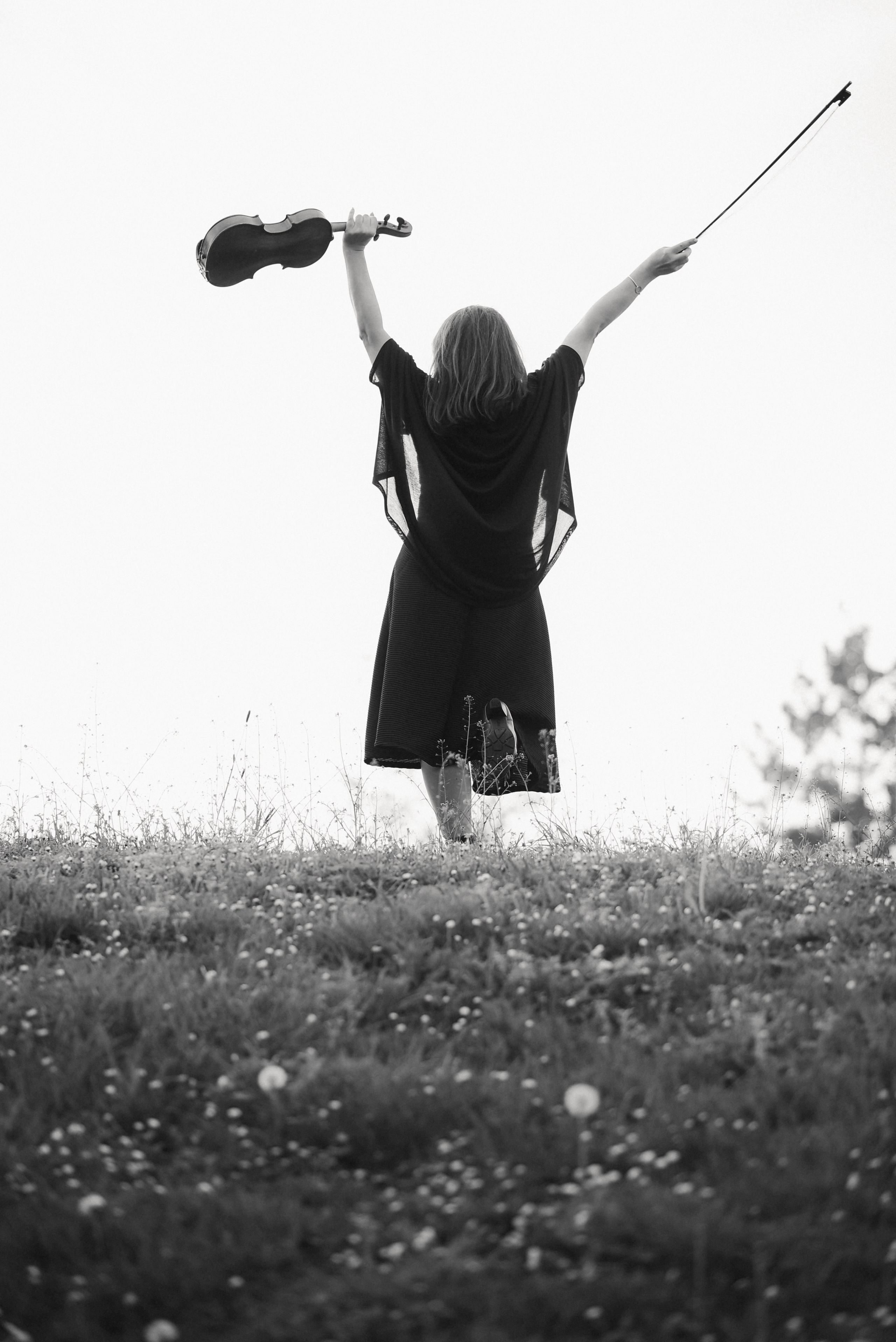 Fotoshooting eineр Geigerin beim Spielen im Freien. Schwarz-weiß Fotografie in Münster. Fotografin Viktoria Roschen