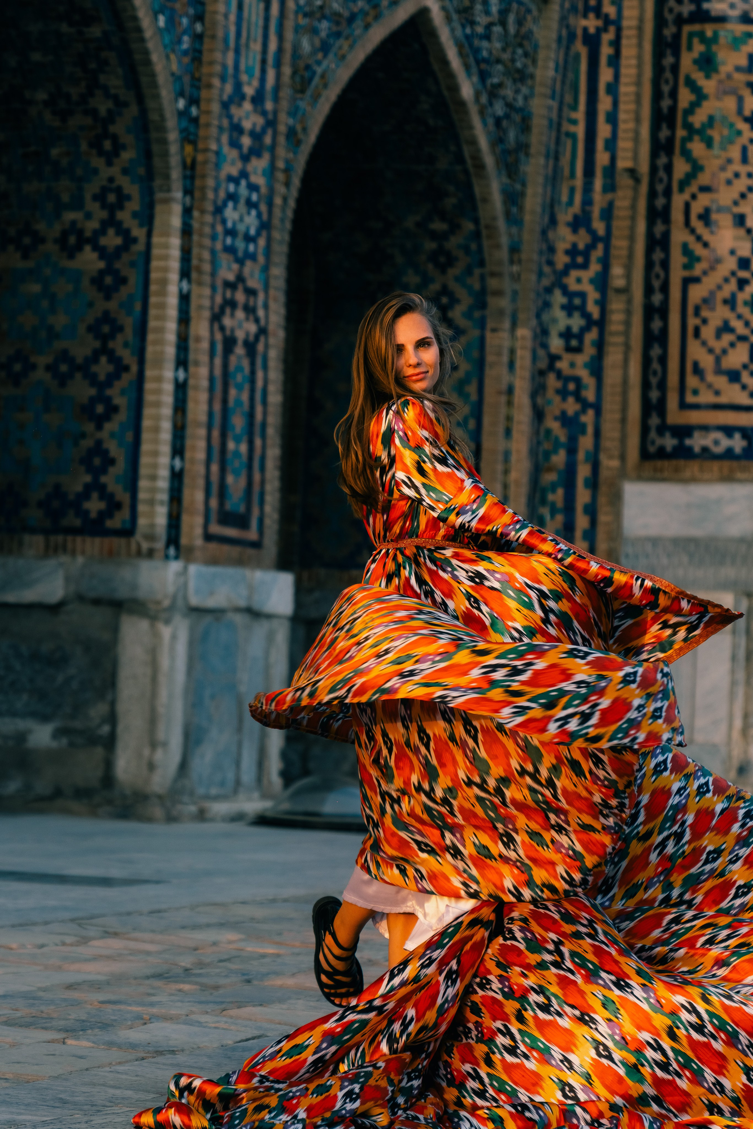 Аренда длинных узбекских платьев для фото. Фотограф в Узбекистане и Самарканде Джасур Марупов