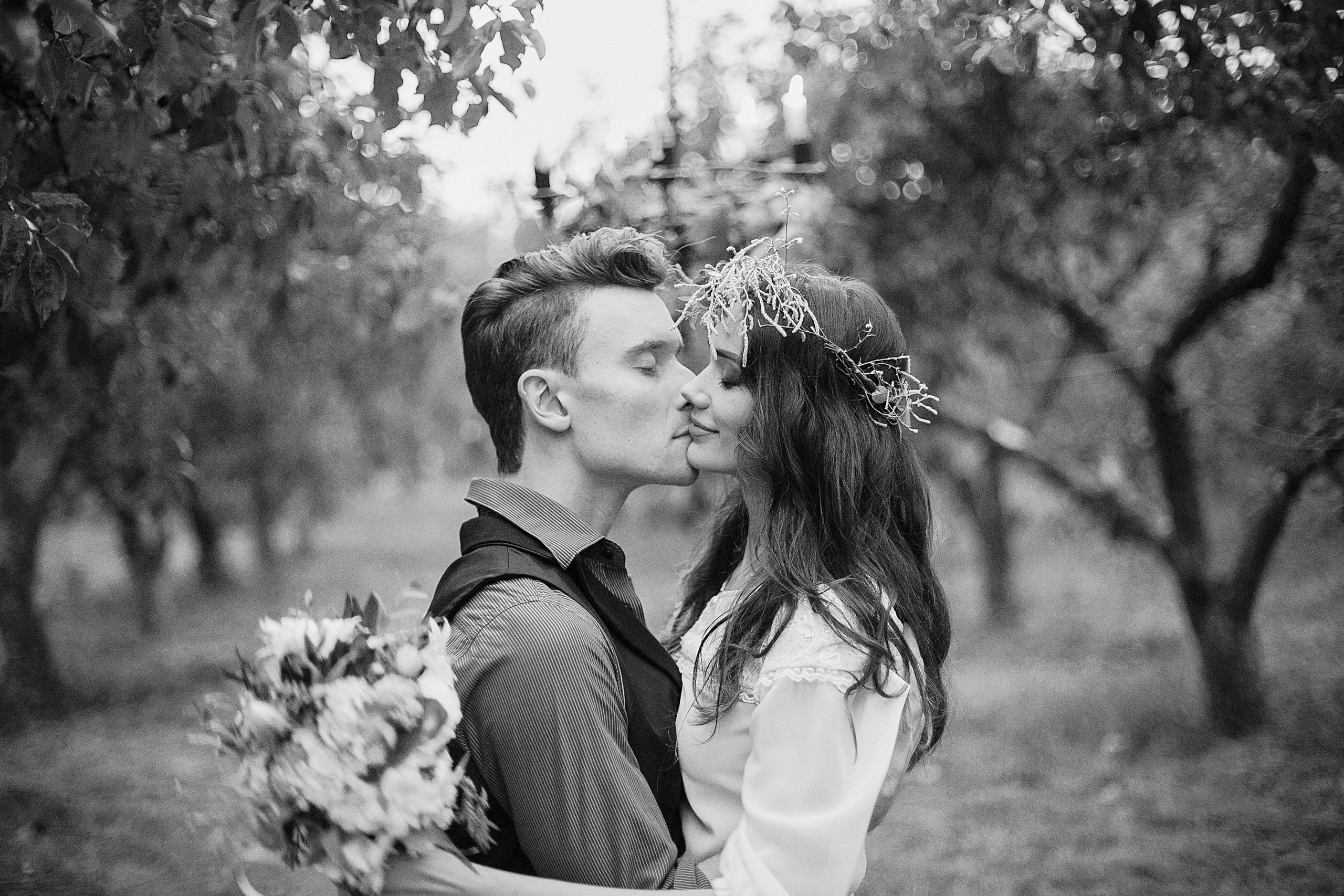 Wedding lovestory. Amazing photo session at a time convenient for you. Y