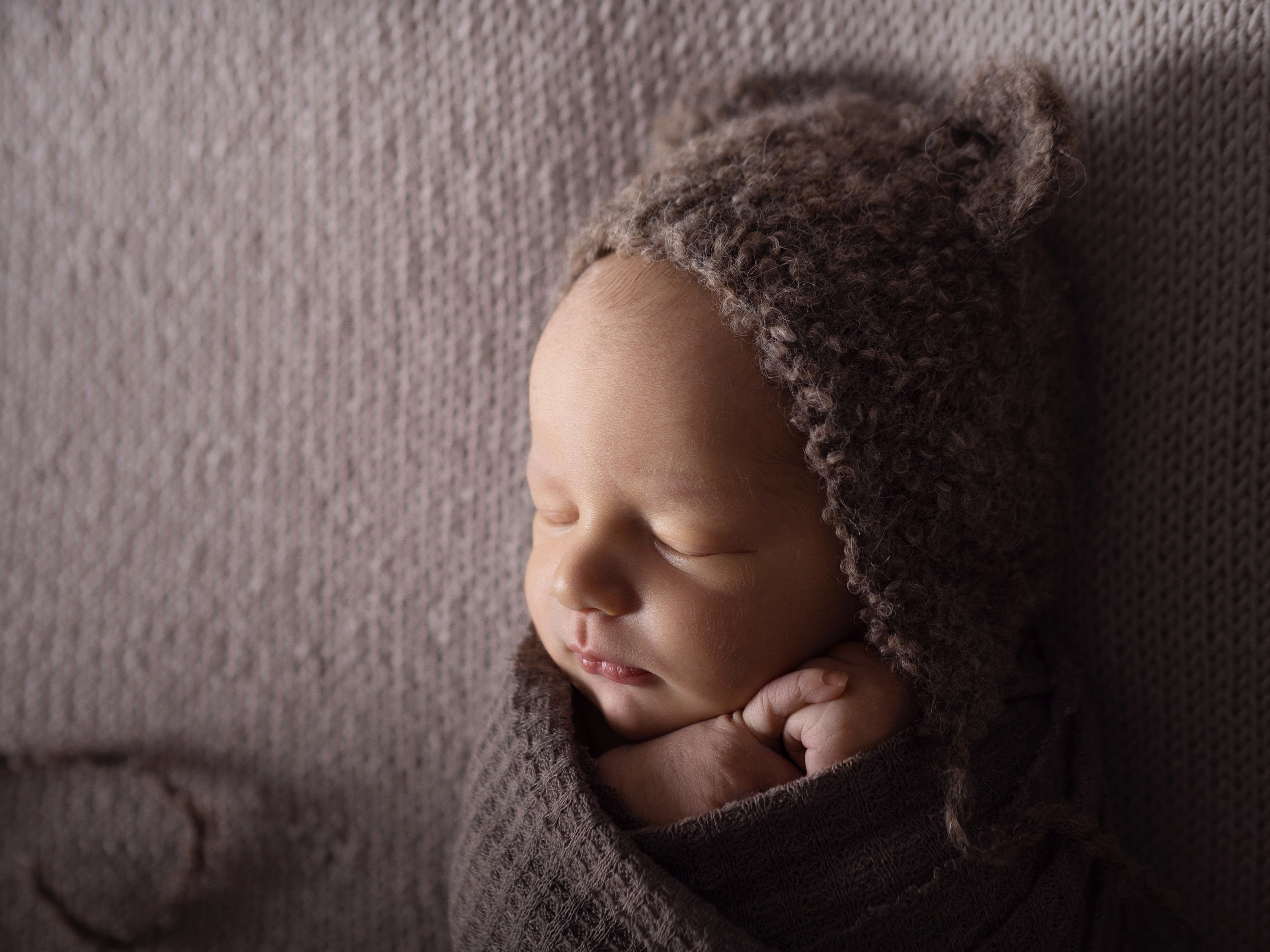 Foto dei neonati. Fotografa di neonati di attesa di famiglia Gero Kateryna