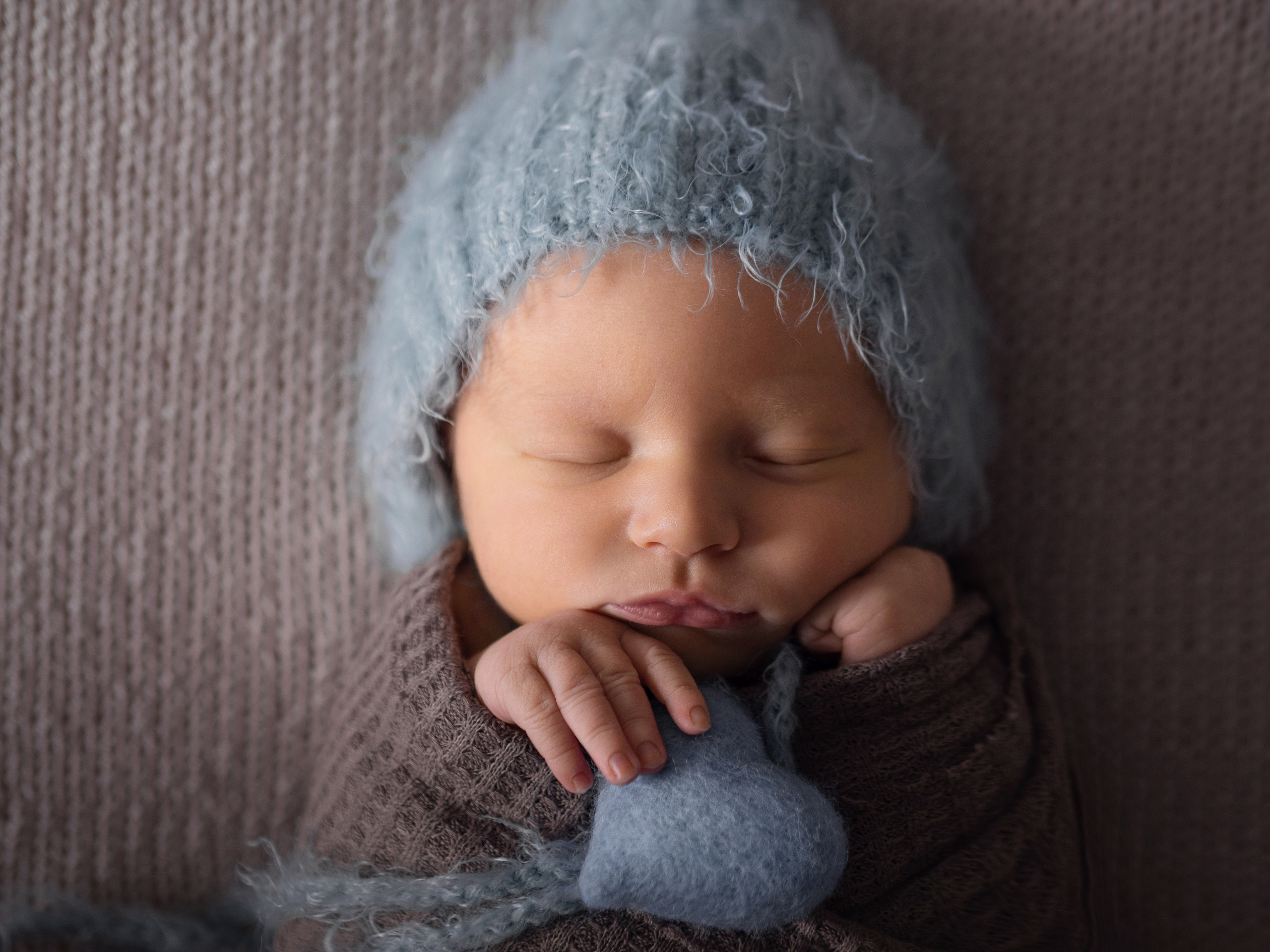 Foto dei neonati. Fotografa di neonati di attesa di famiglia Gero Kateryna