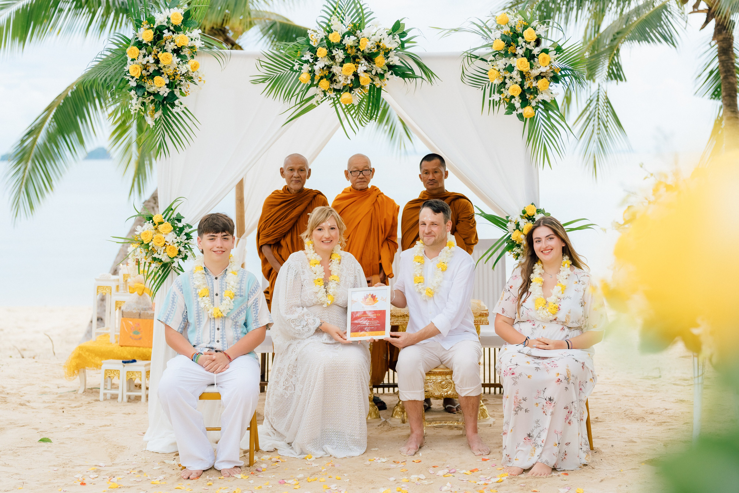 With guests. Буддийская свадебная церемония на Самуи, Таиланд