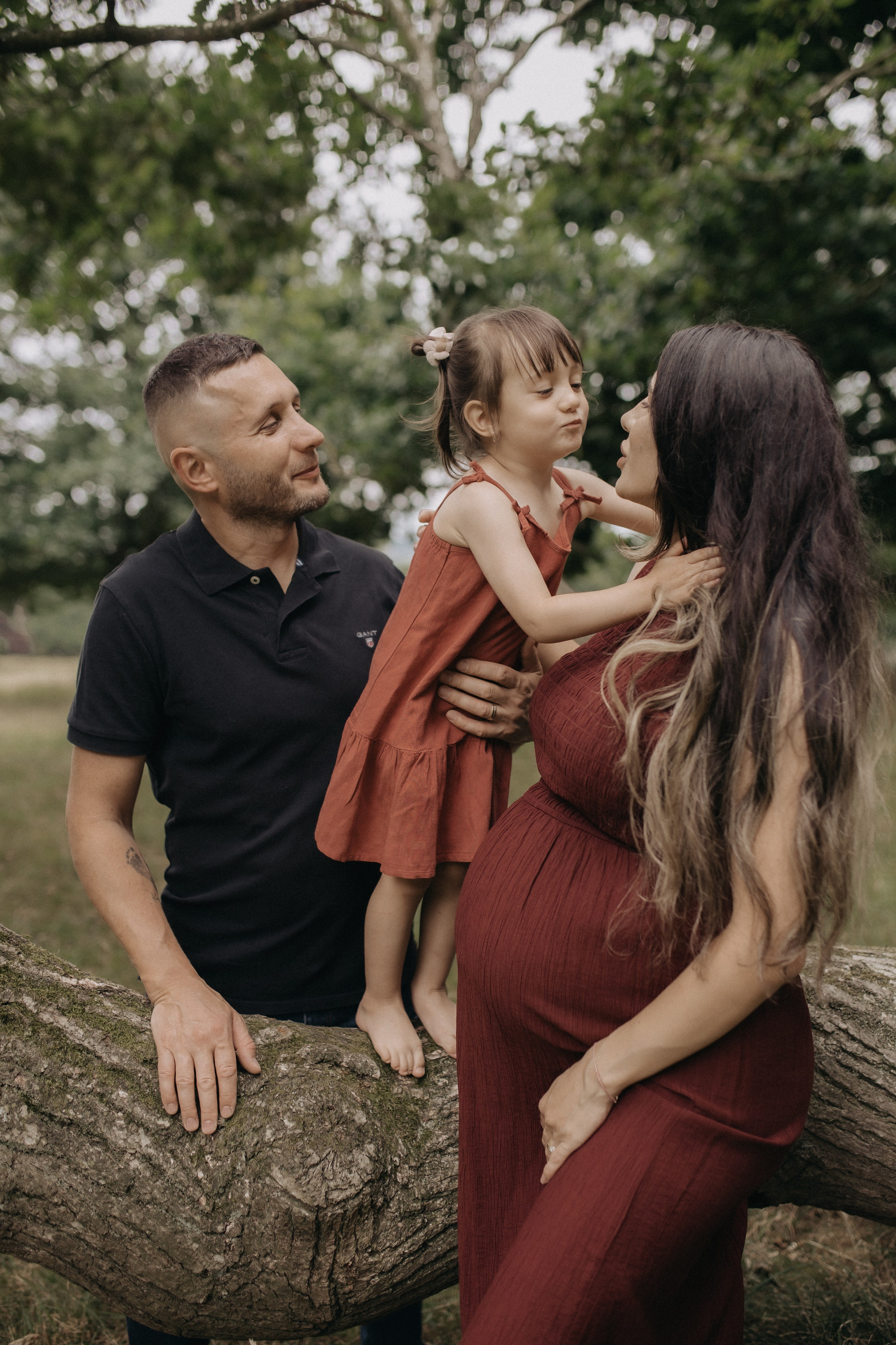 Growing life, holding love. Wedding and Portrait Photographer Evie Moon