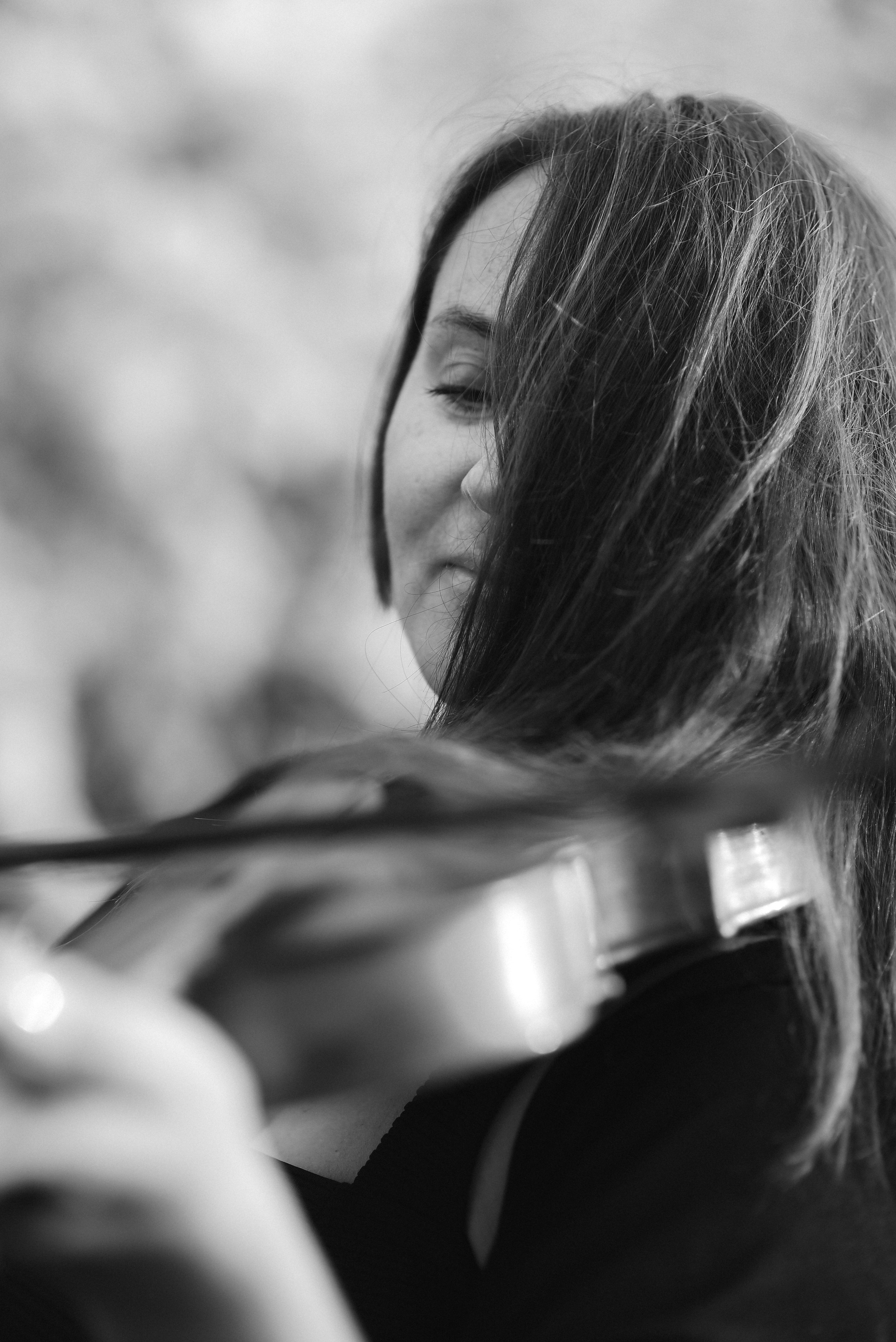 Fotoshooting eineр Geigerin beim Spielen im Freien. Schwarz-weiß Fotografie in Münster. Fotografin Viktoria Roschen