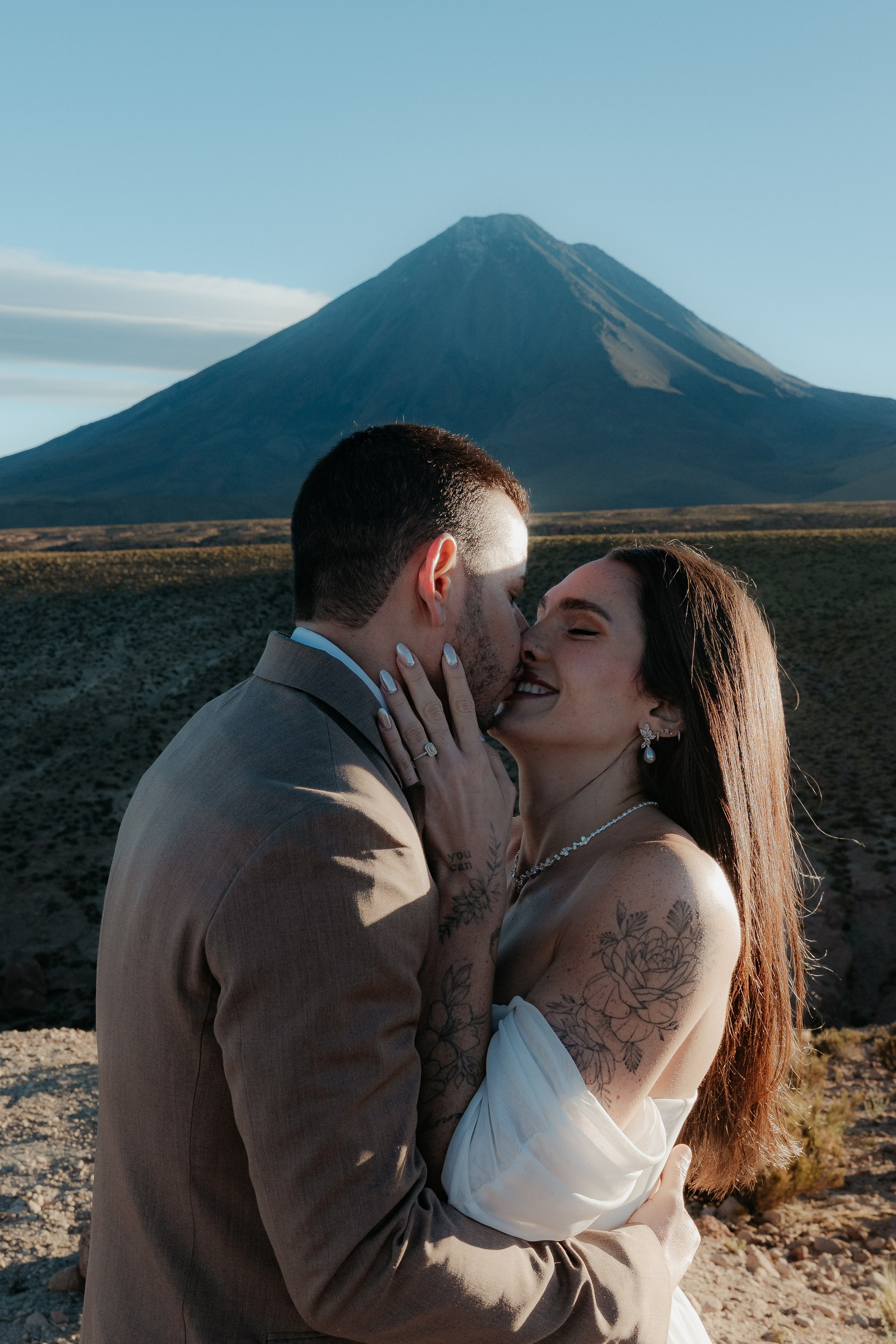 Pre-wedding no mirante do vulcão Licancabur. Photographer in San Pedro de Atacama